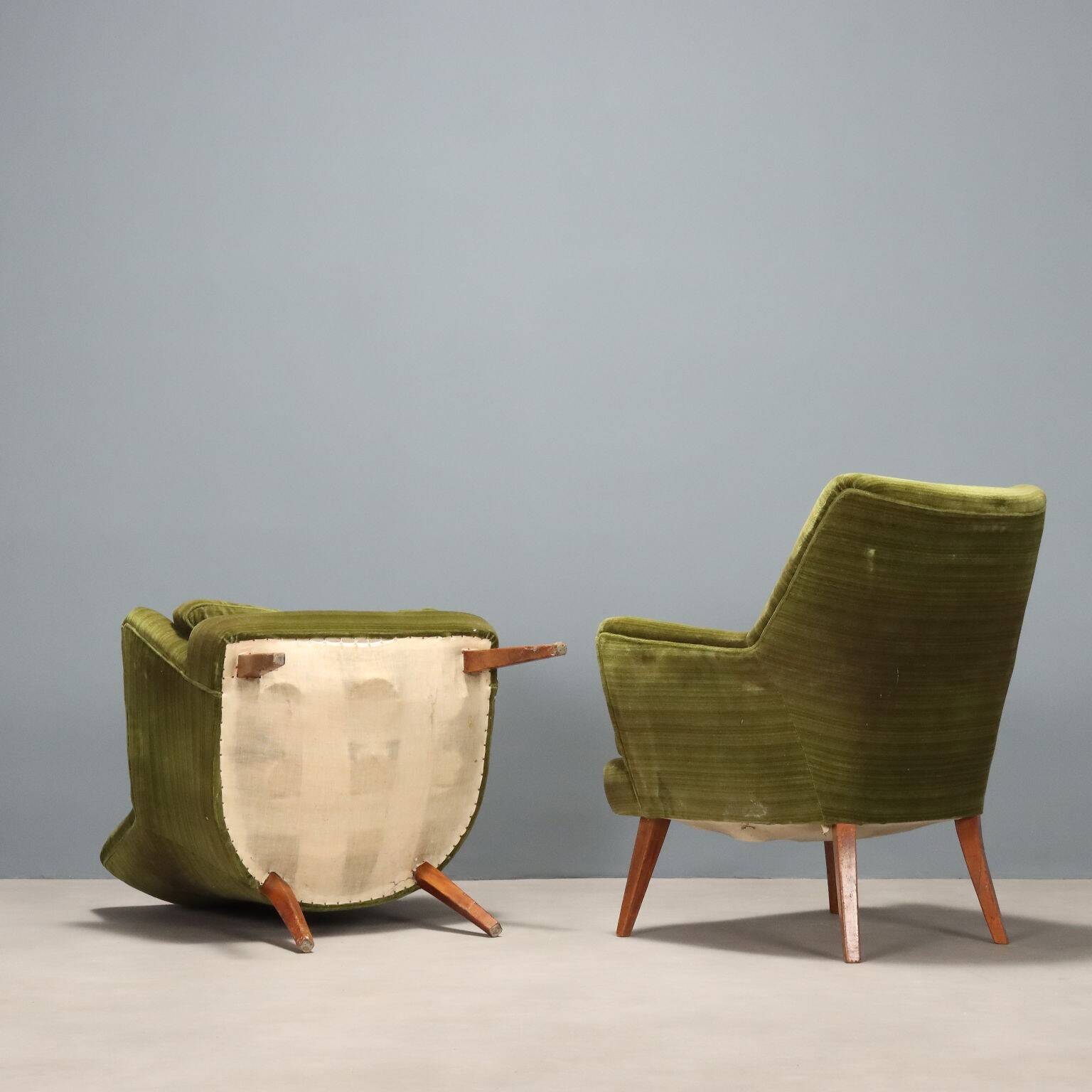 Original vintage green velvet armchairs from Italy, dating from the 1950s.