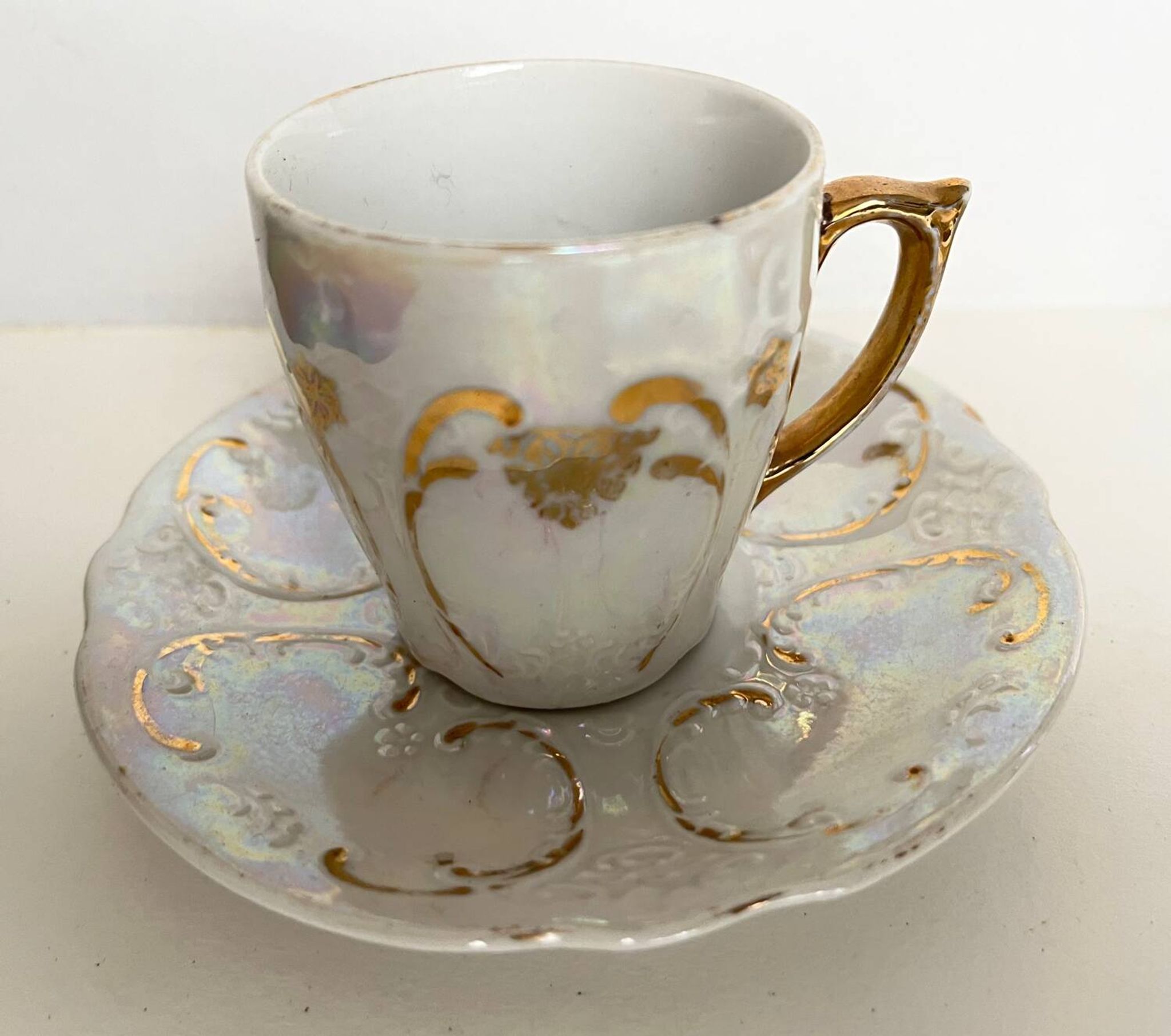 Paire de tasses en porcelaine