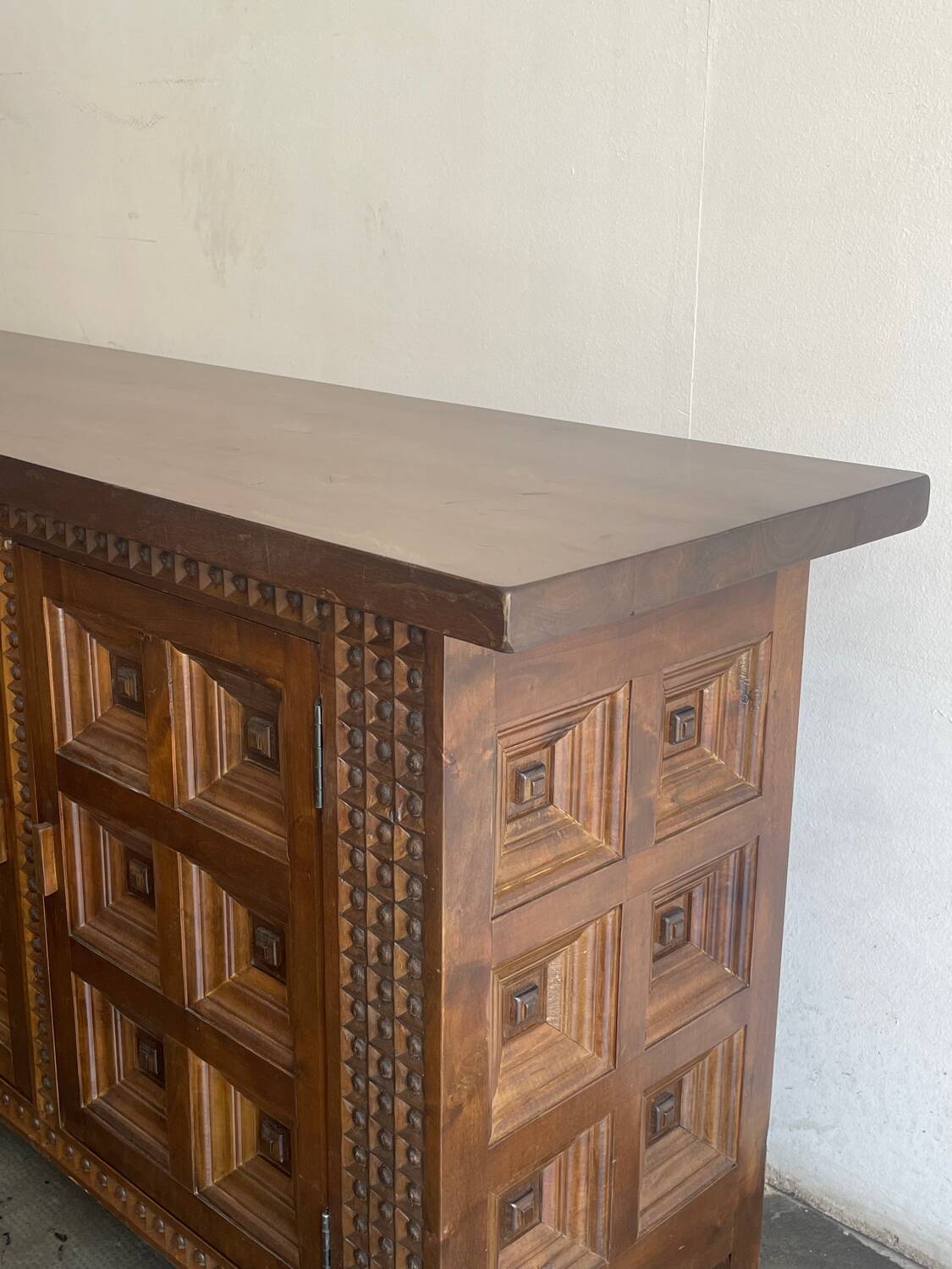Buffet espagnol en bois massif, Espagne, années 1960