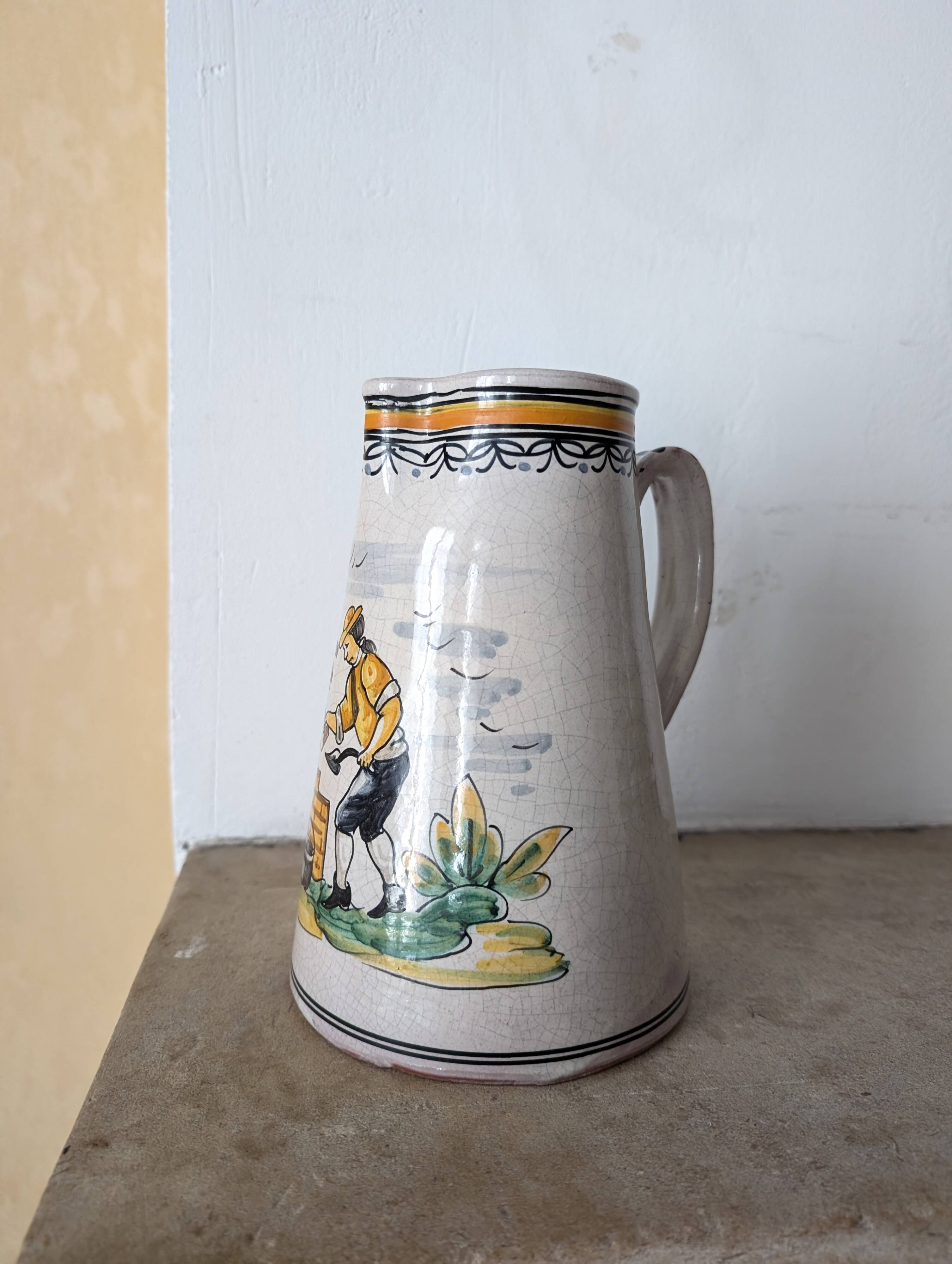 Ancien pichet en faïence peint à la main – Décor champêtre (20,5 cm)