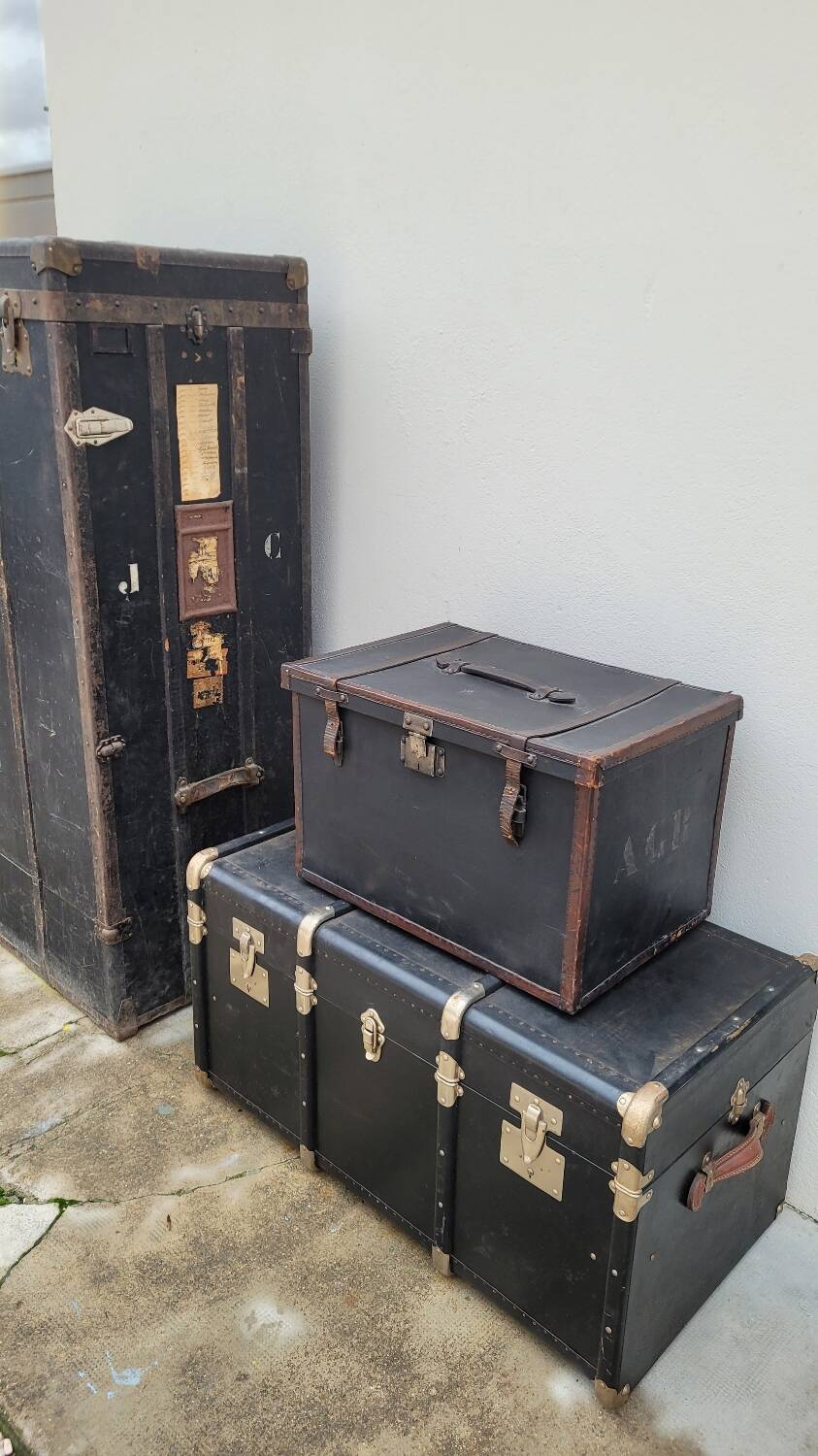 Leather travel trunk from the 1900s