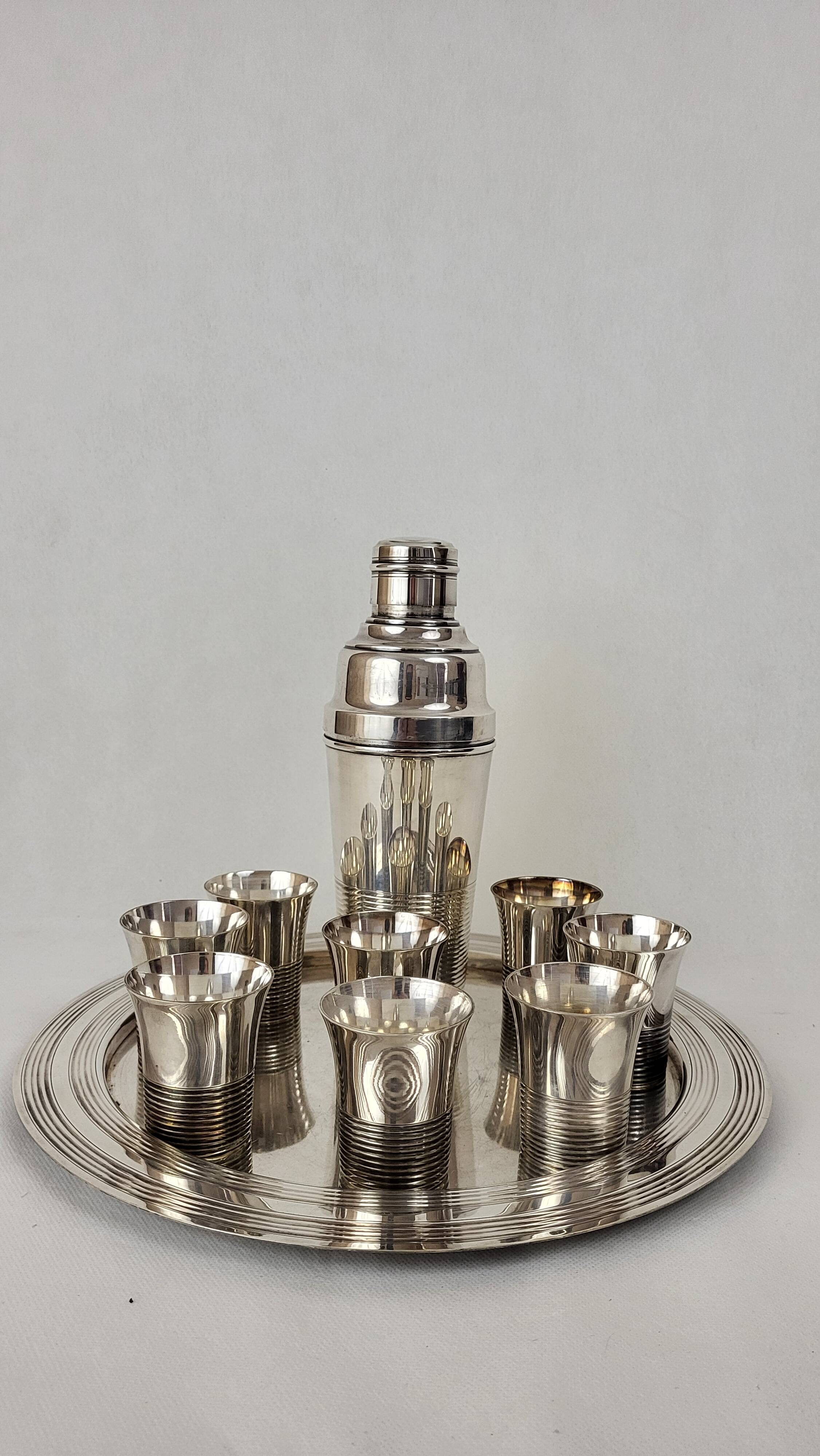 Cocktail shaker service & cups in silver metal
