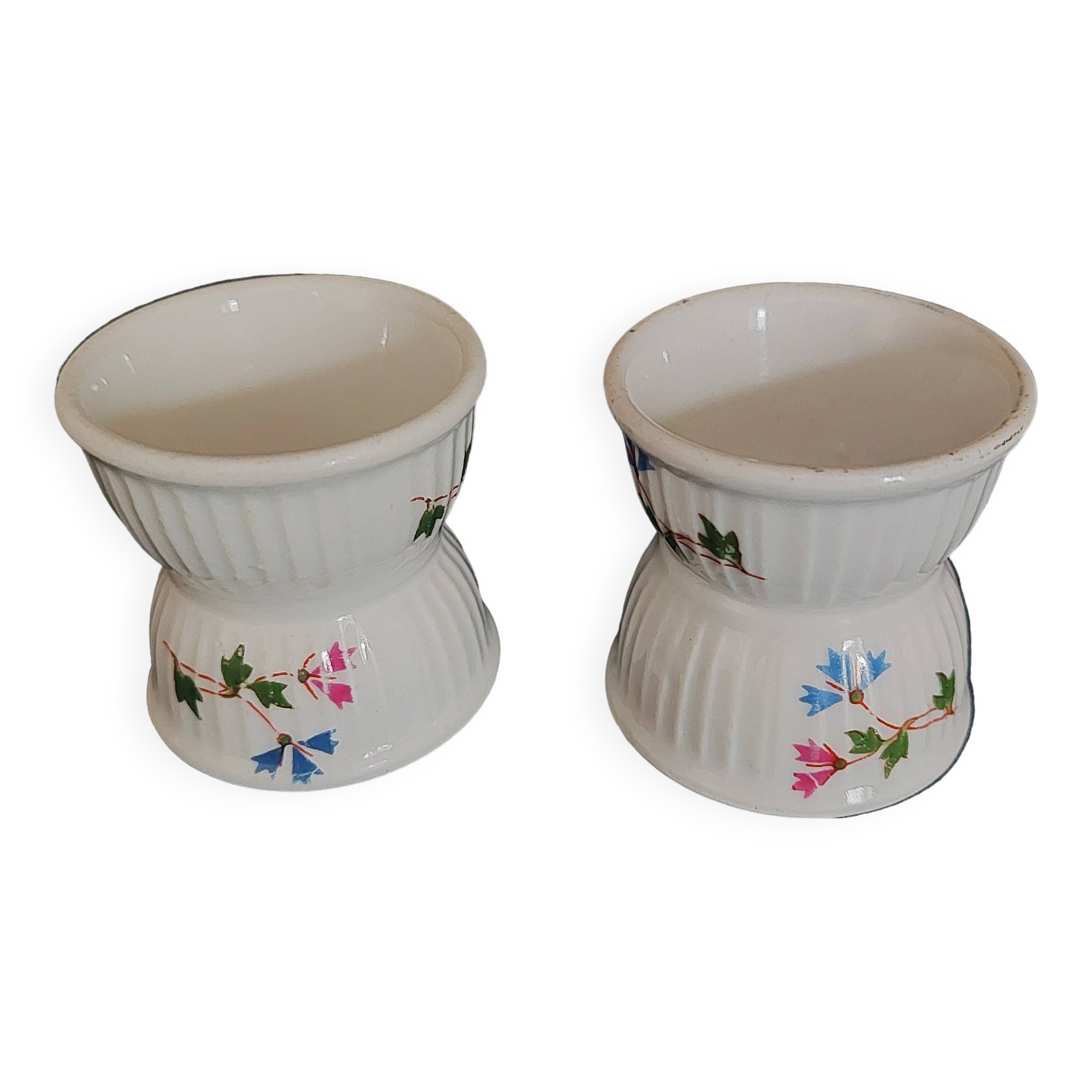 Pair of porcelain diabolo egg cups decorated with 20th century barbels