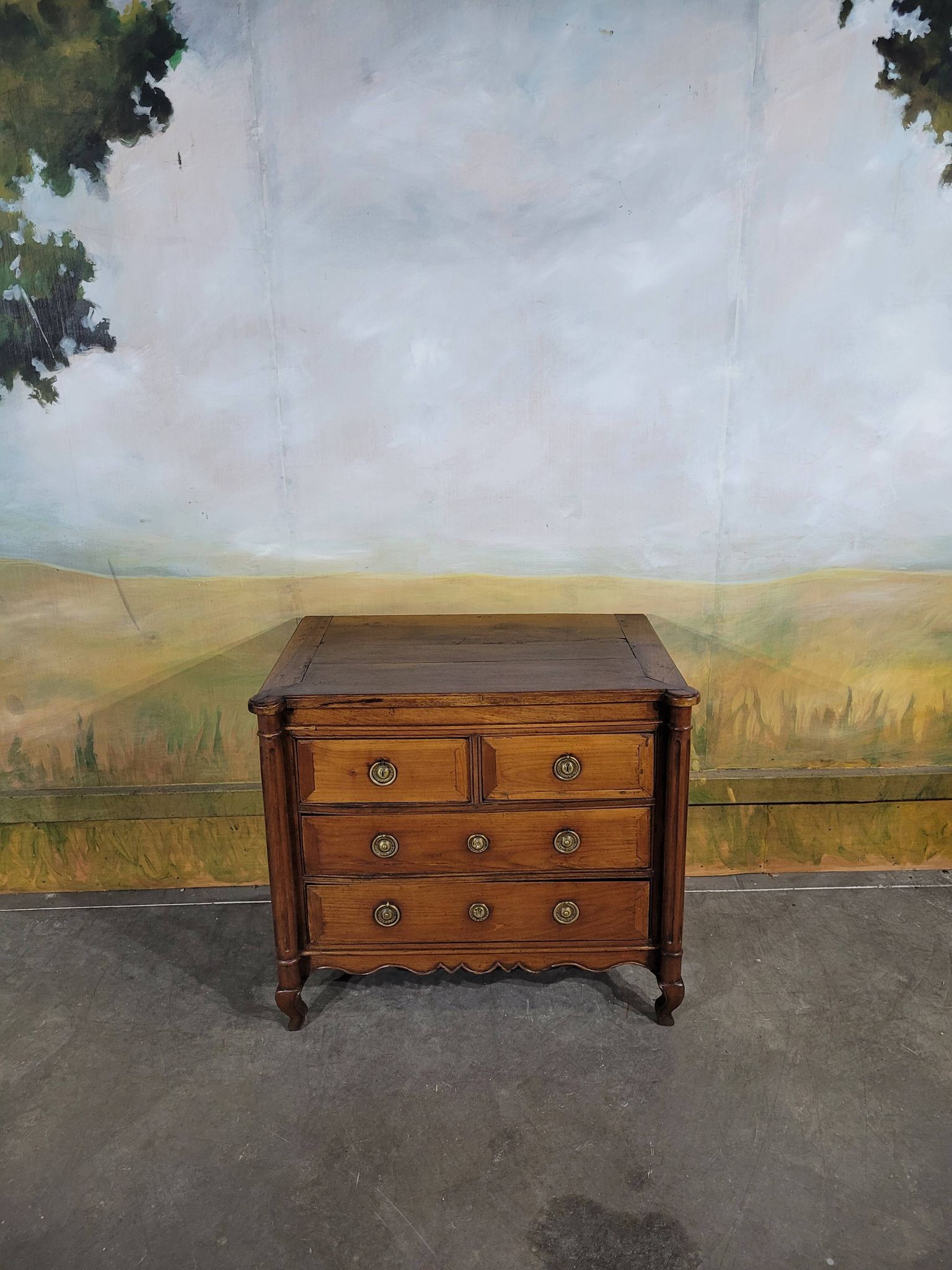 Small 18th-century chest of drawers in walnut and cherry wood.