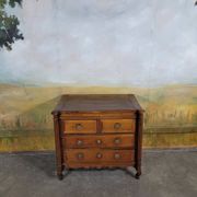 Small 18th-century chest of drawers in walnut and cherry wood.
