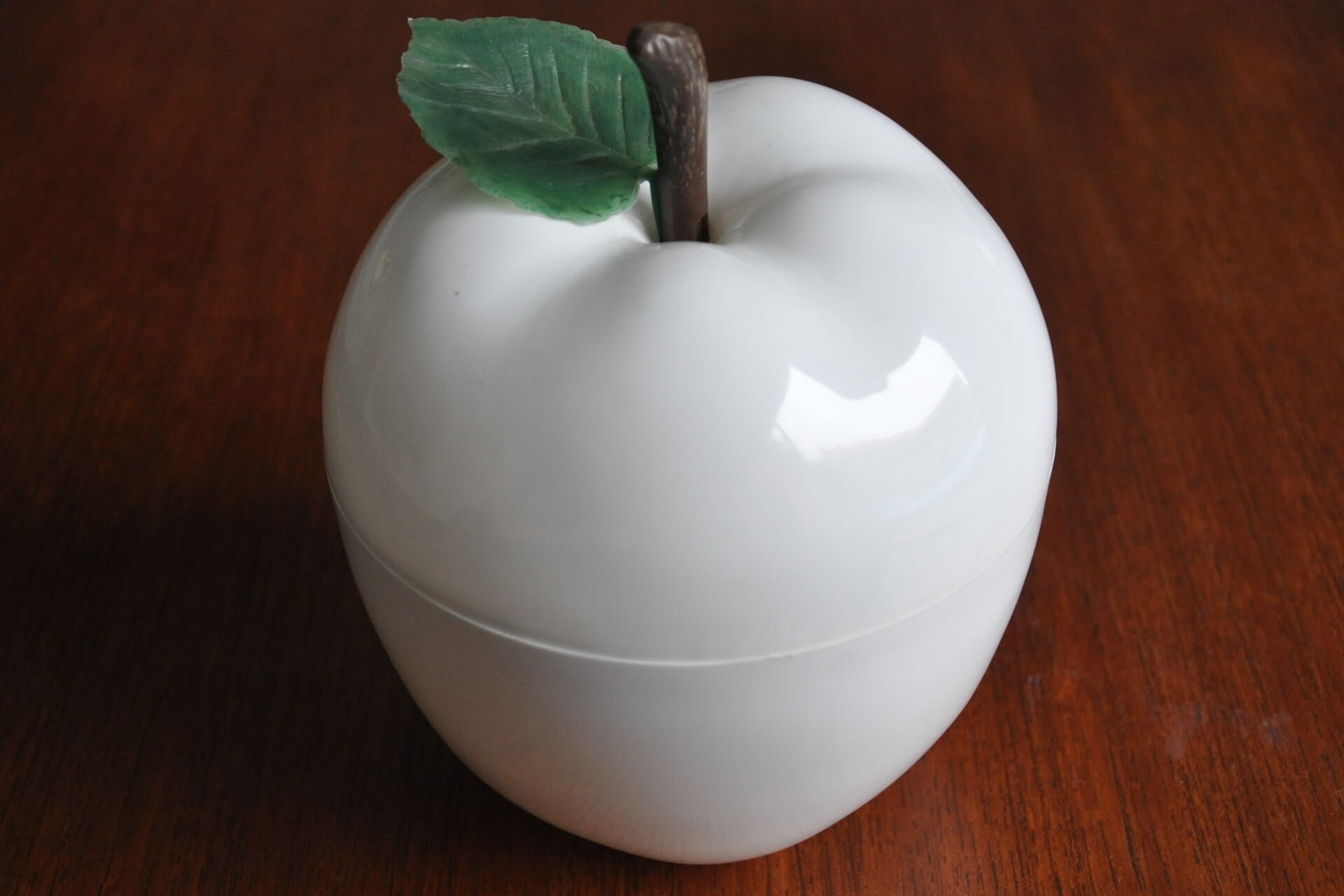 White vintage Apple ice