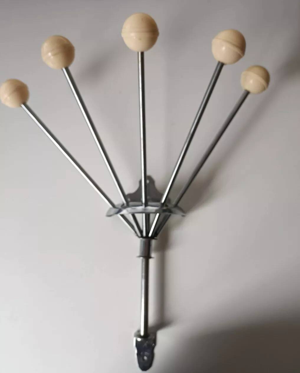SERJAC retractable wall-mounted coat rack