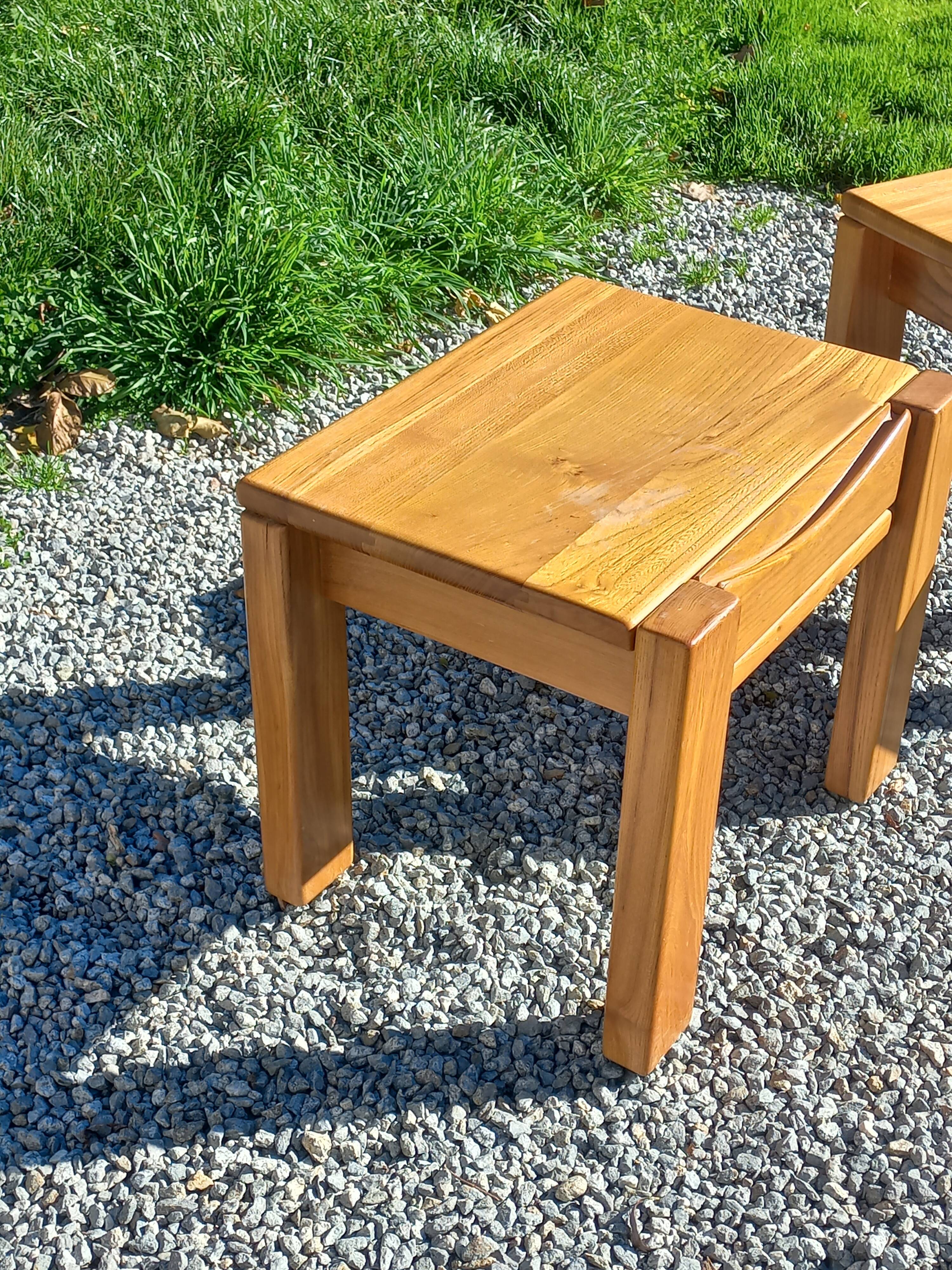 Paire de chevets en orme massif de la maison Regain