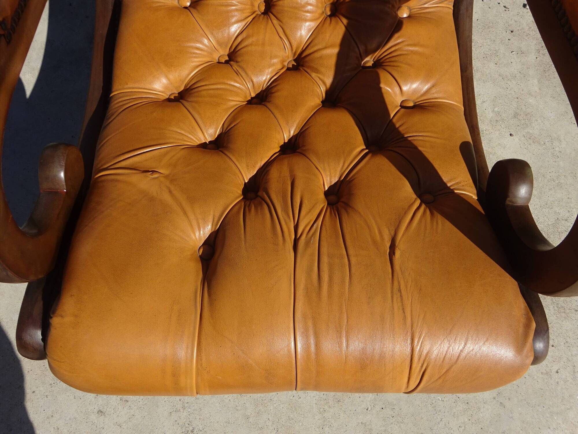 Fauteuils en bois et cuir capitonné, les 2