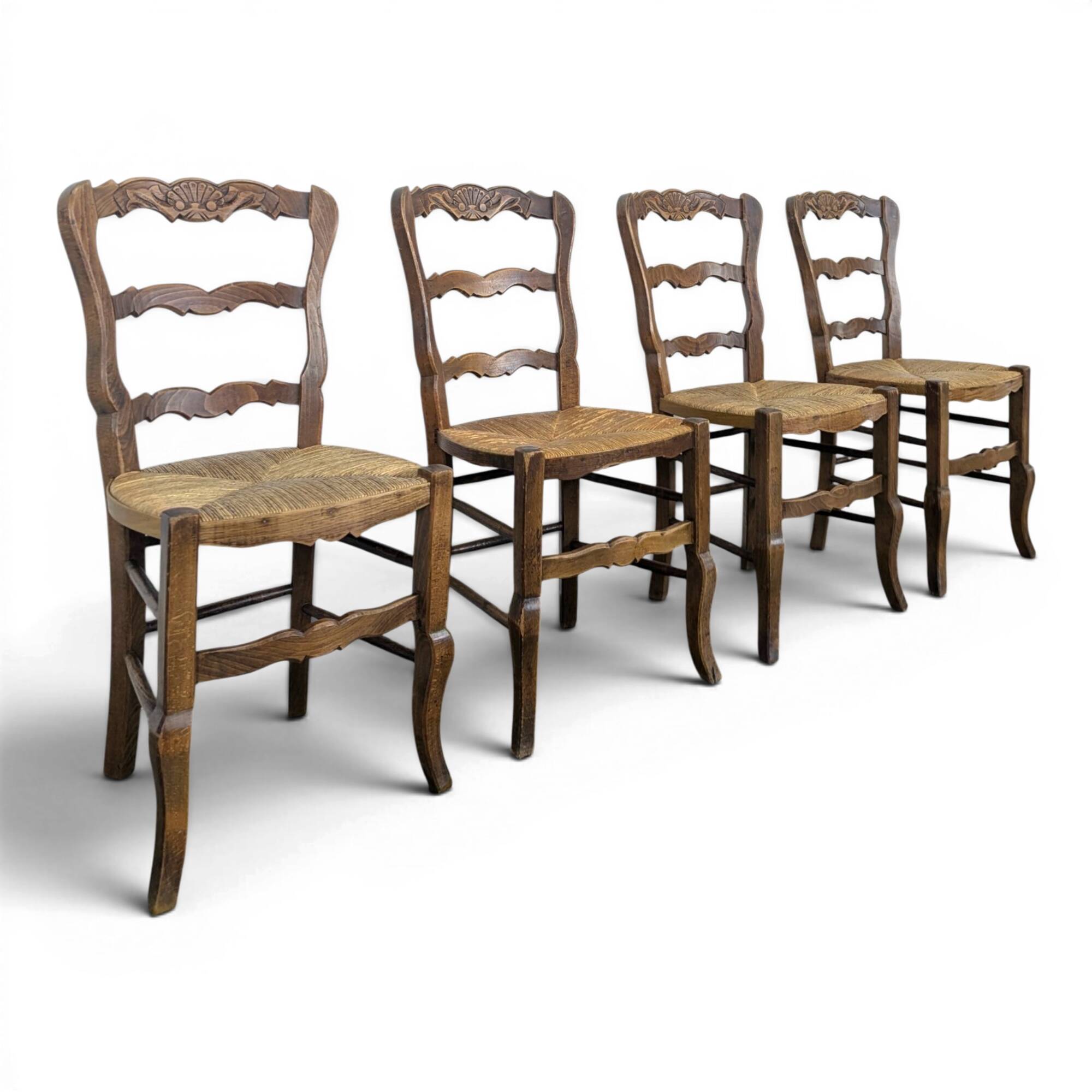 Serie de 4 chaises paillées de style Louis XV