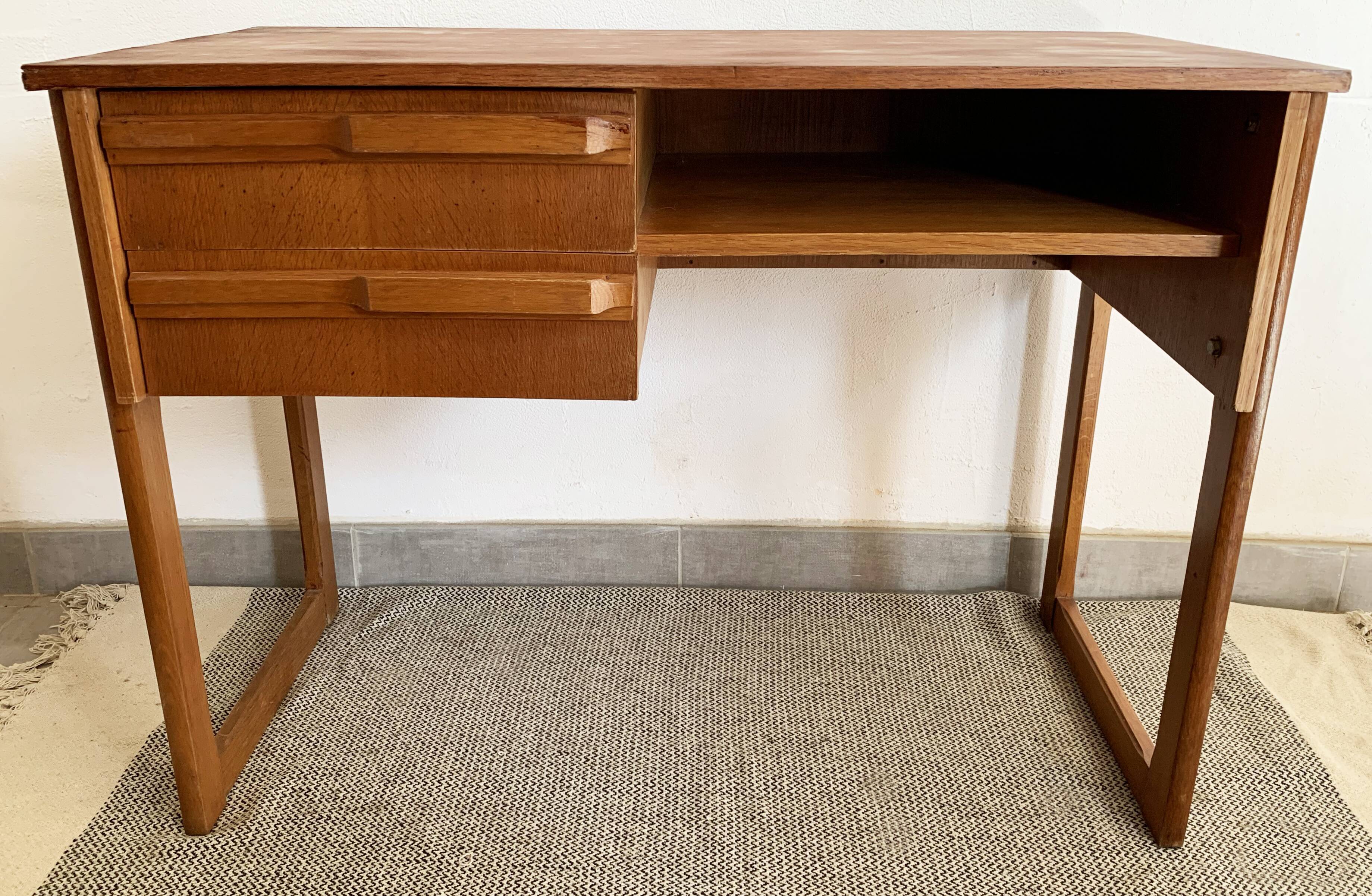 Vintage wooden office of the 50s feet 'traineau'