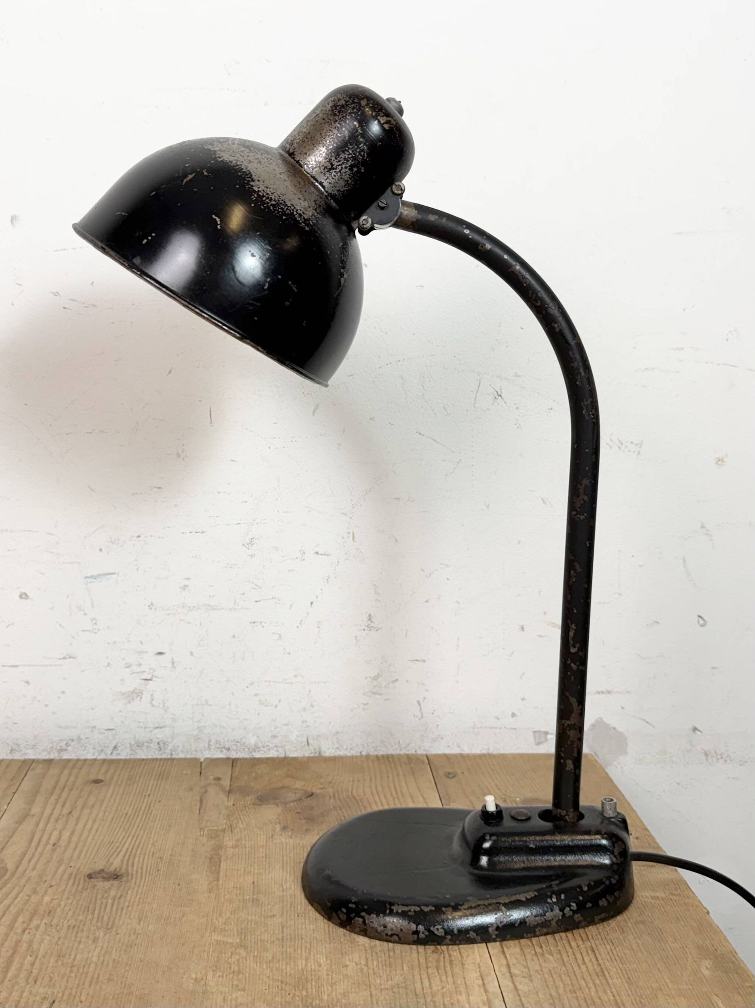 Lampe de table industrielle Bauhaus noire, années 1930