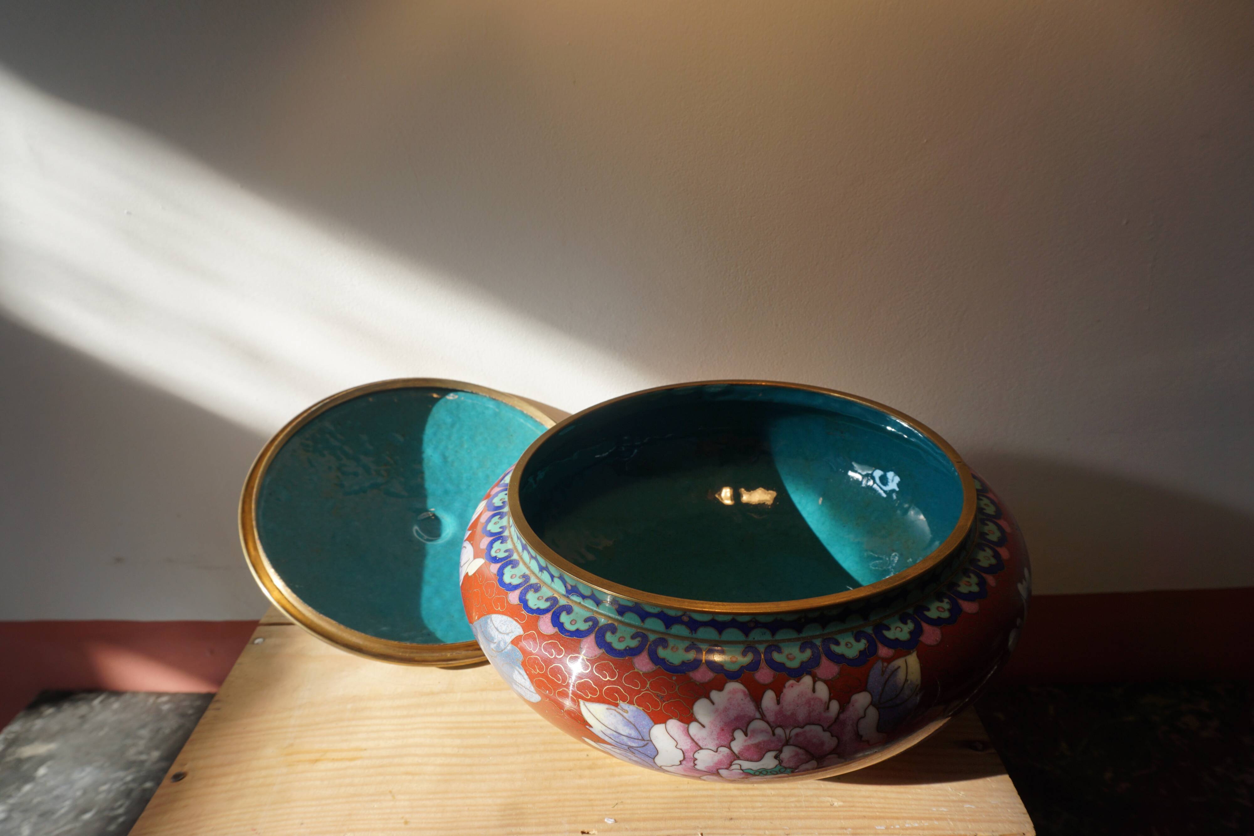 Plat chinois en émaux cloisonnés - seconde moitié du XX° siècle.