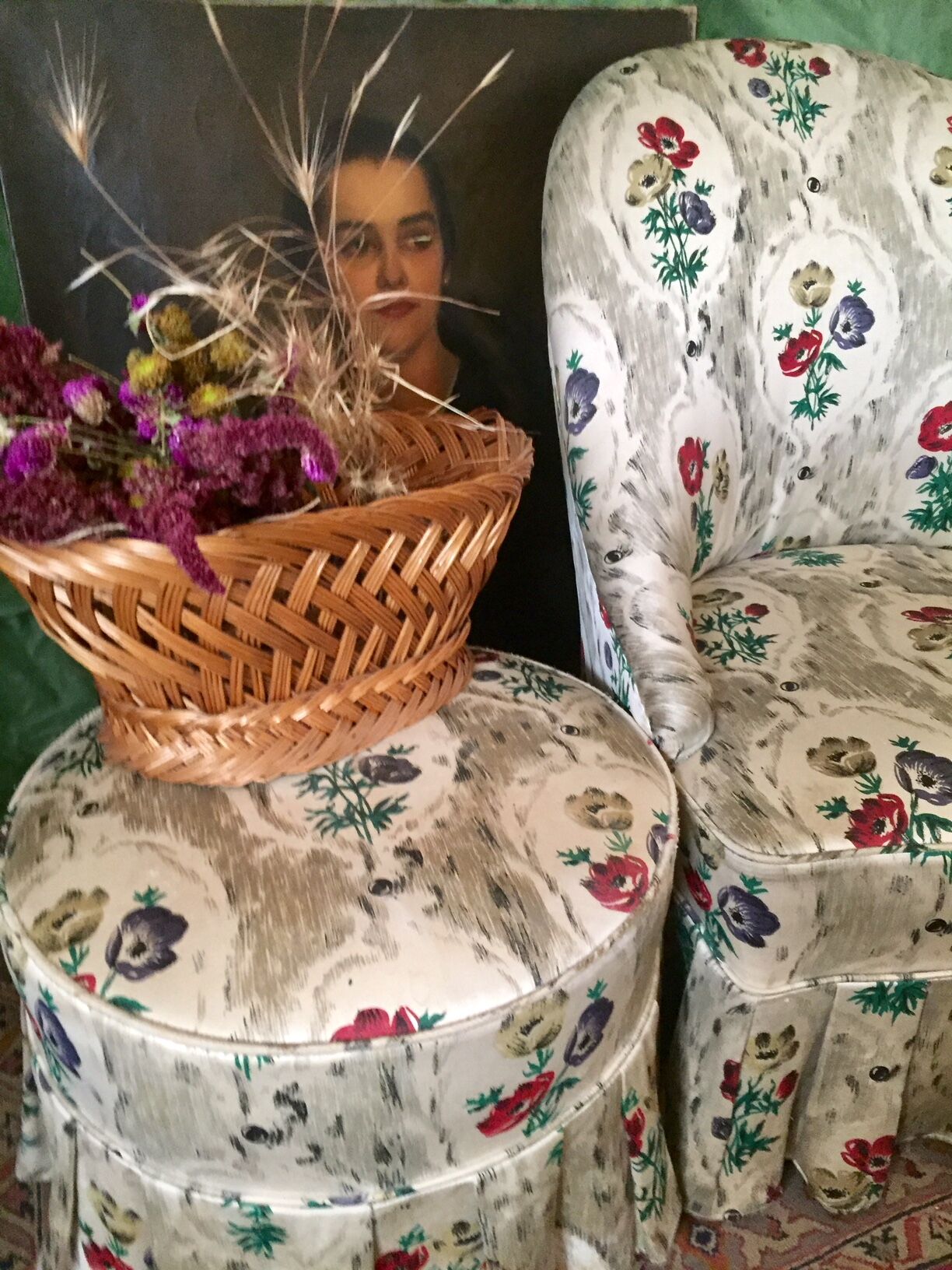 Toad in cloth armchair and its Ottoman