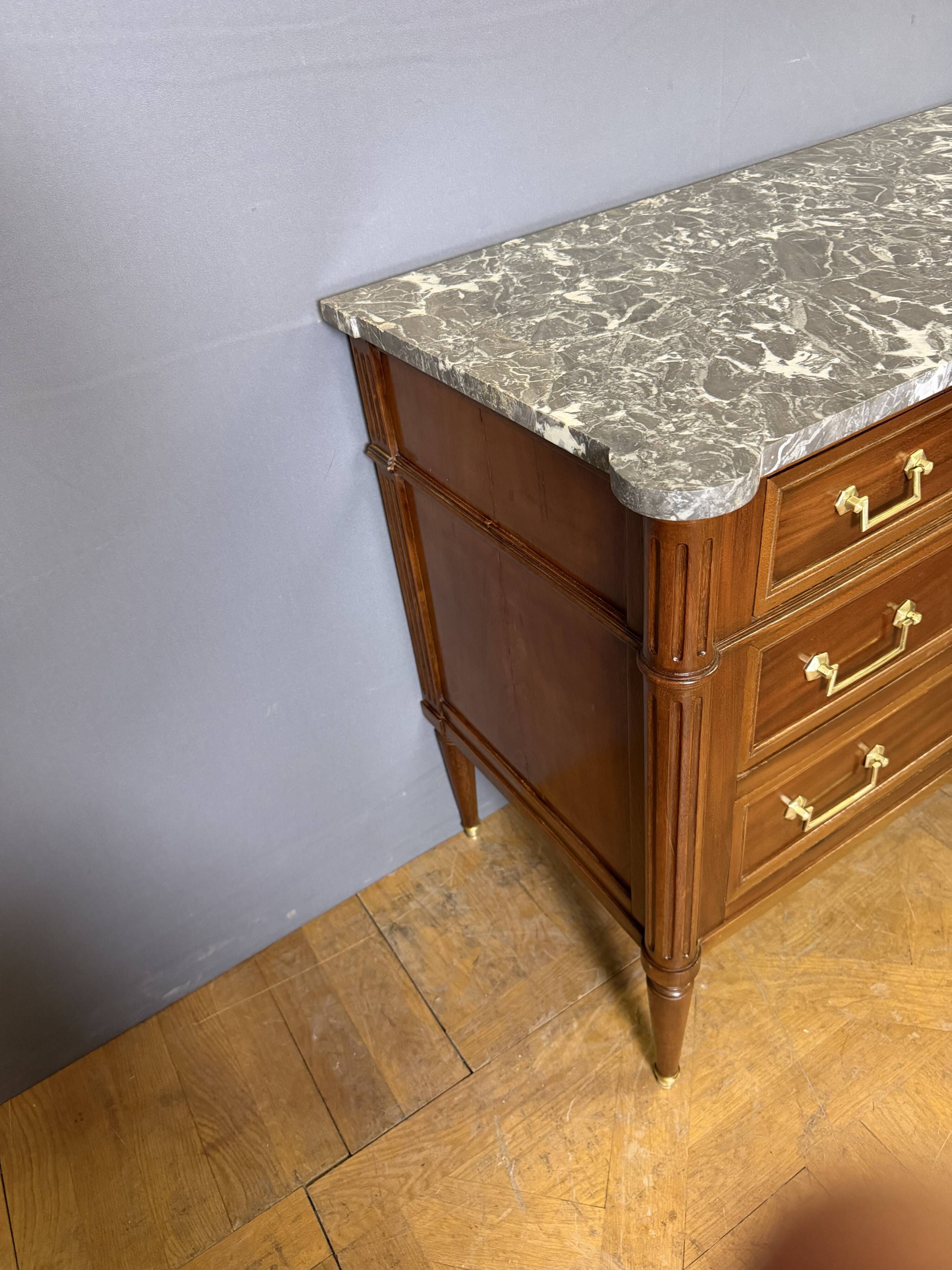 Louis XVI commode from the 19th century in walnut.