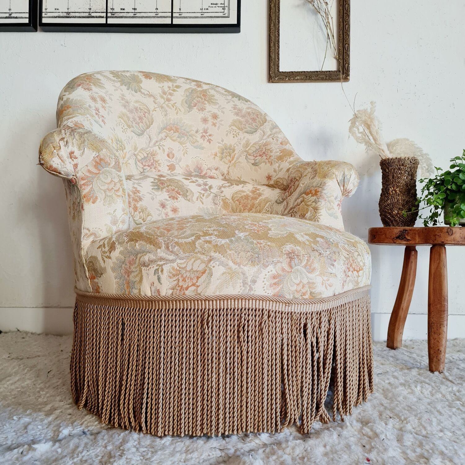 Antique flowered toad armchair with fringes