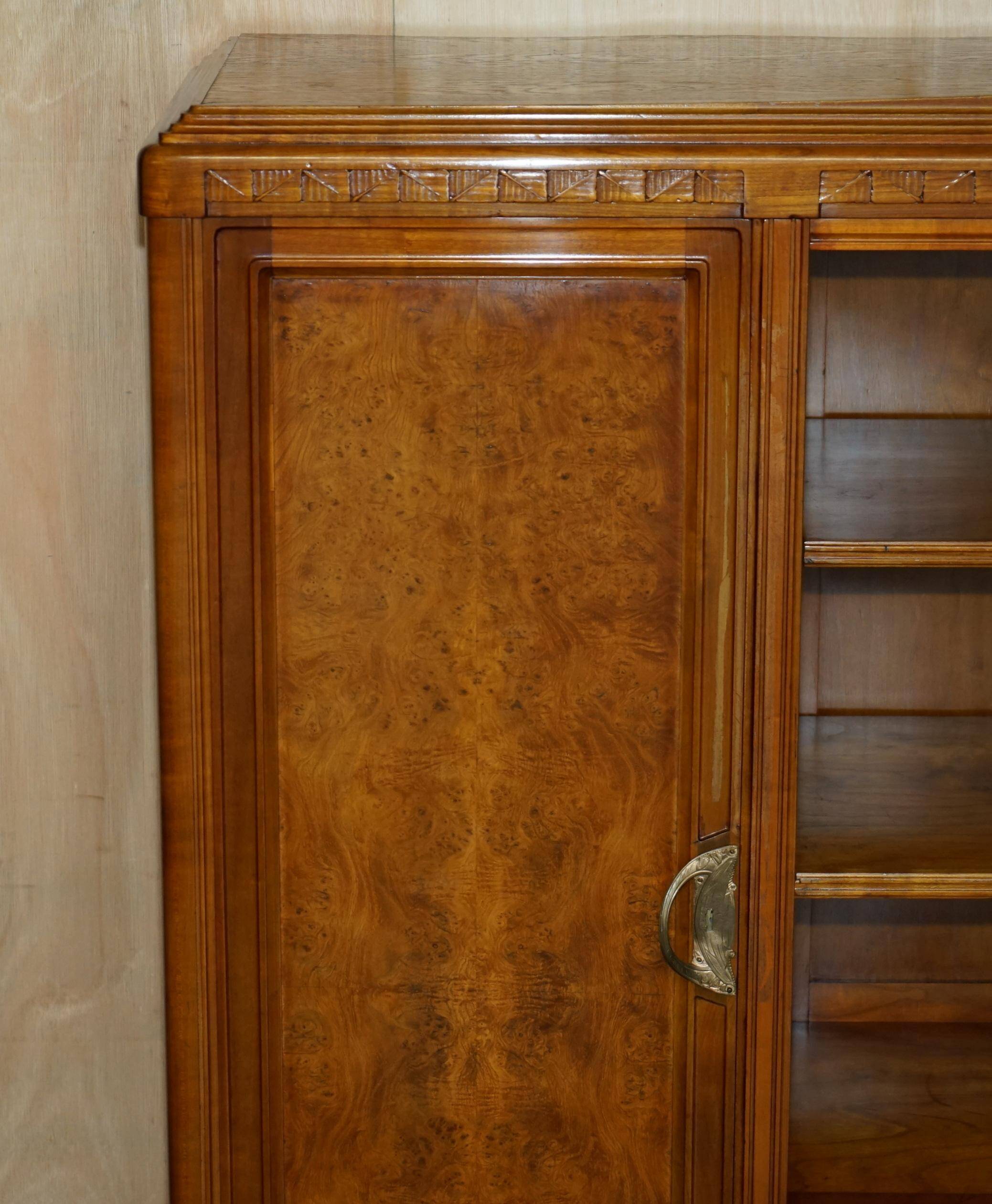 Bibliothèque-armoire Art Nouveau en noyer burr et chêne par Léon Jallot