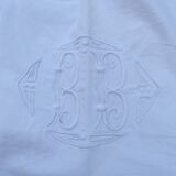 Drap ancien lin blanc cassé  finitions jours et monogramme brodé