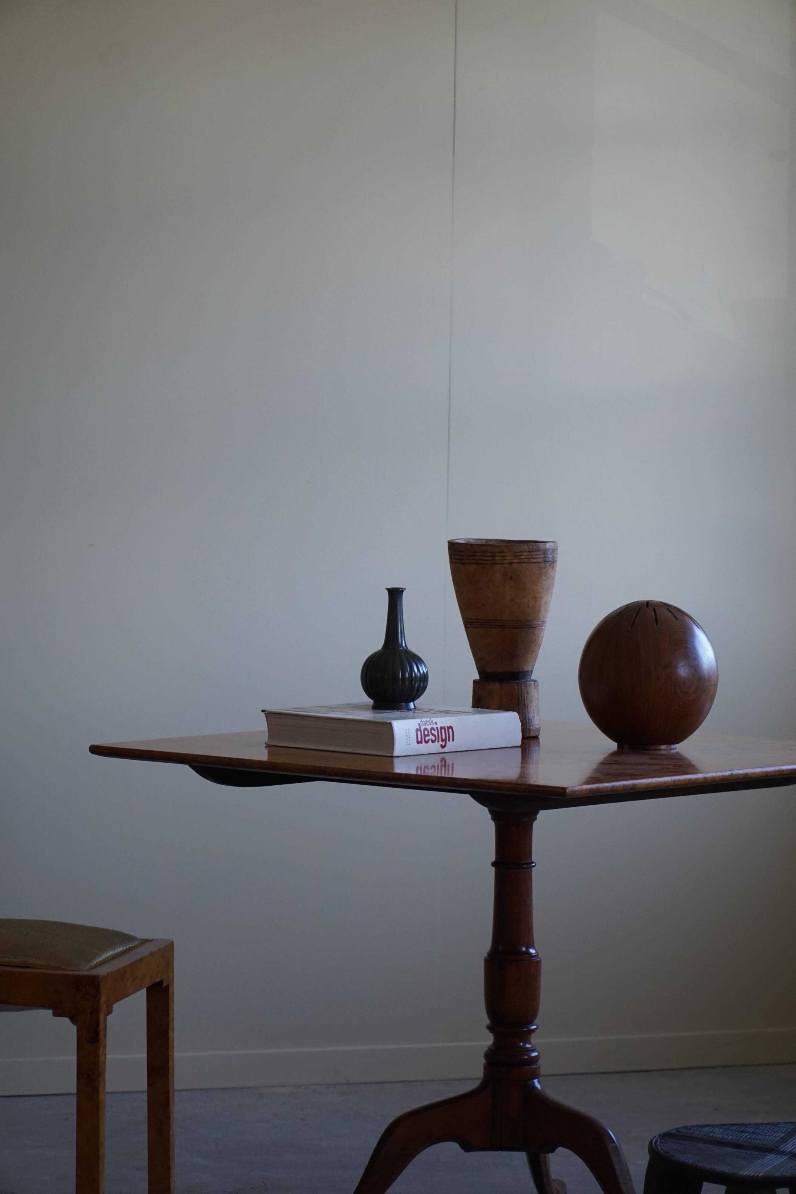 A Swedish folding table made of burl wood by Carl Hollst, Eskilstuna, 1787-1830.