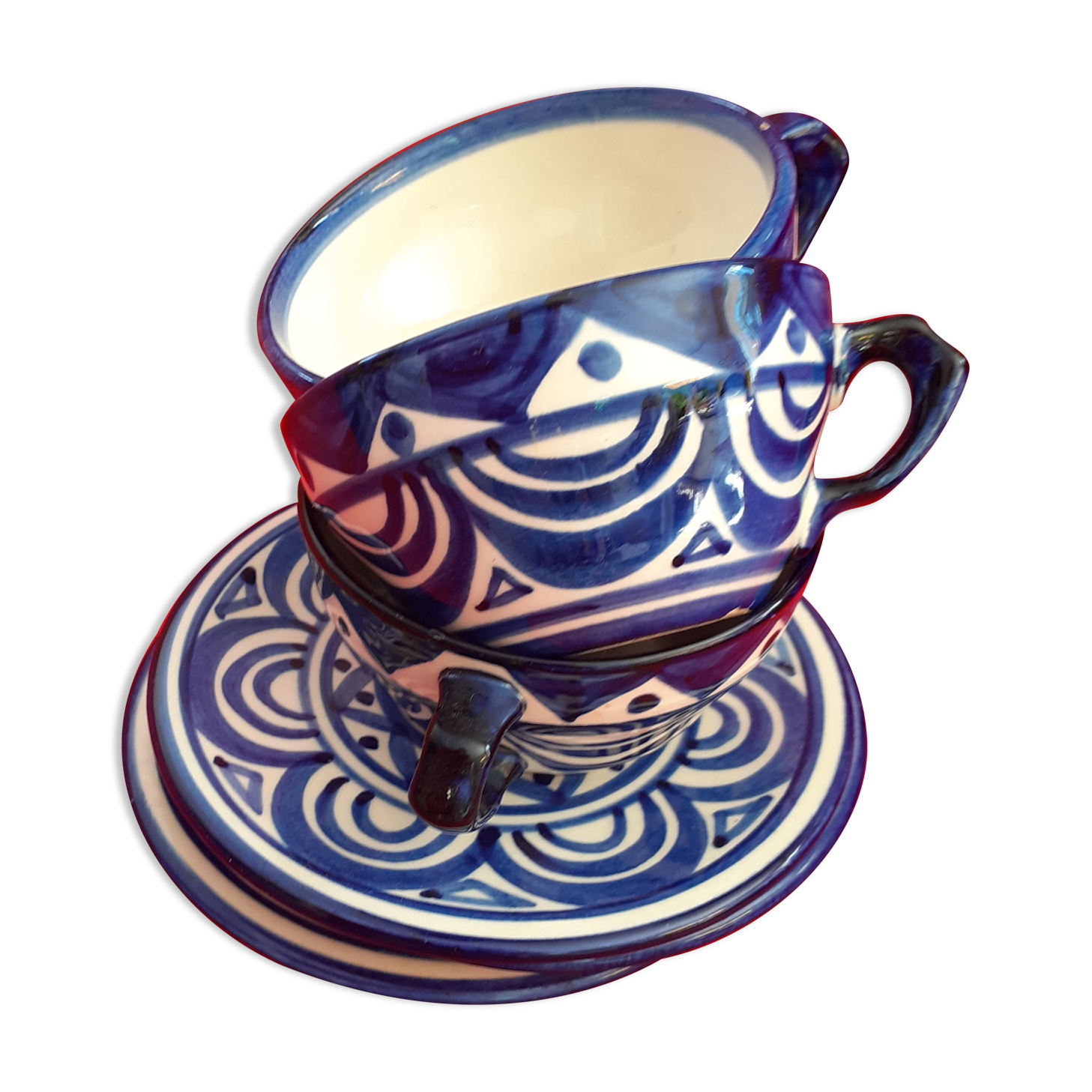 Trio of cups and saucers painted by hand. Blue faience. St John of Brittany.