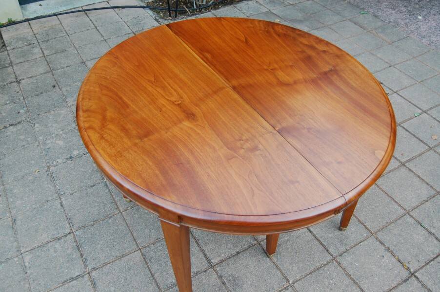 Napoleon III table in fine walnut from the late 19th century.