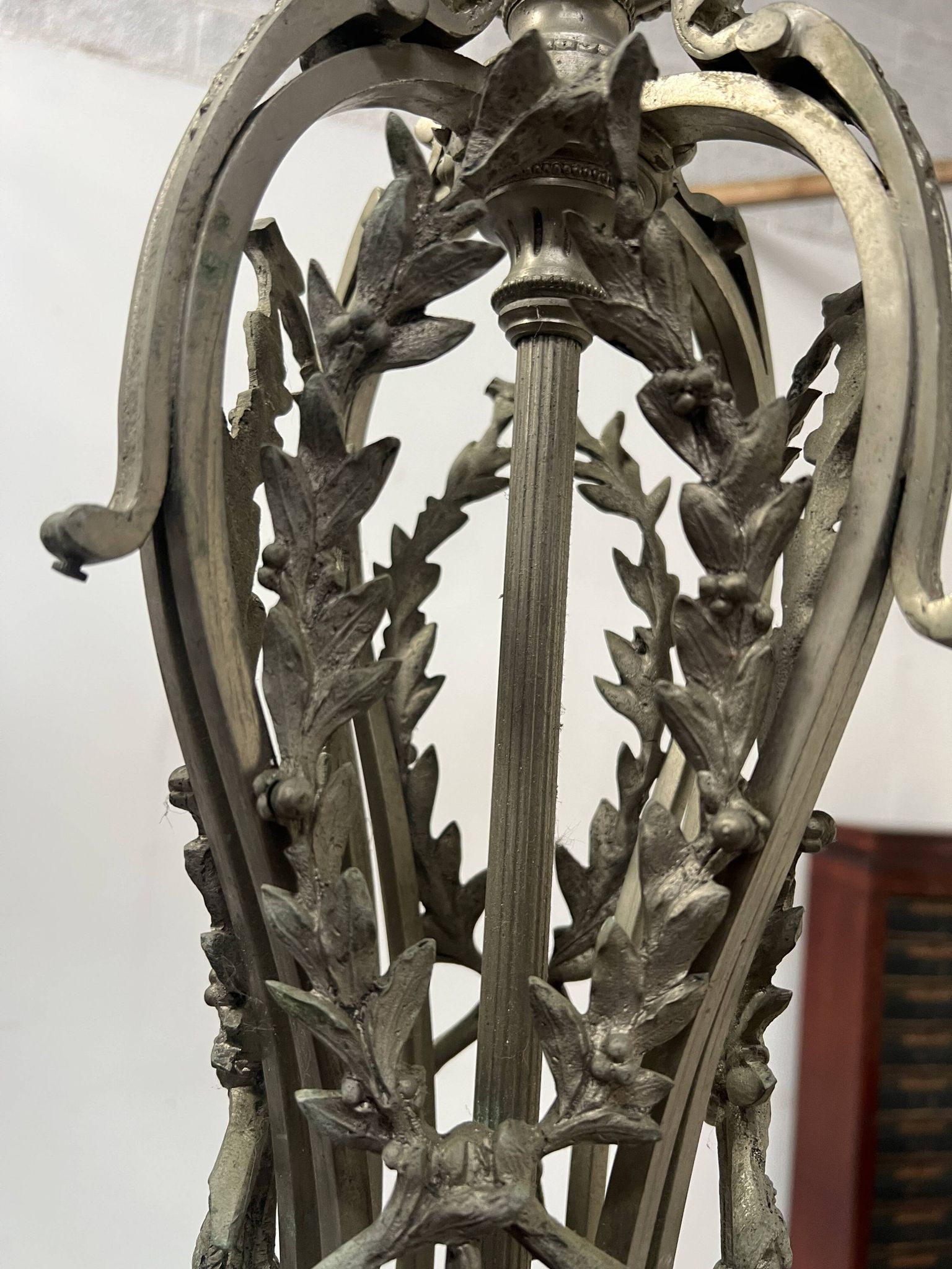 Napoleon III chandelier in bronze and alabaster with eight light arms, 19th century.