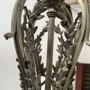 Napoleon III chandelier in bronze and alabaster with eight light arms, 19th century.