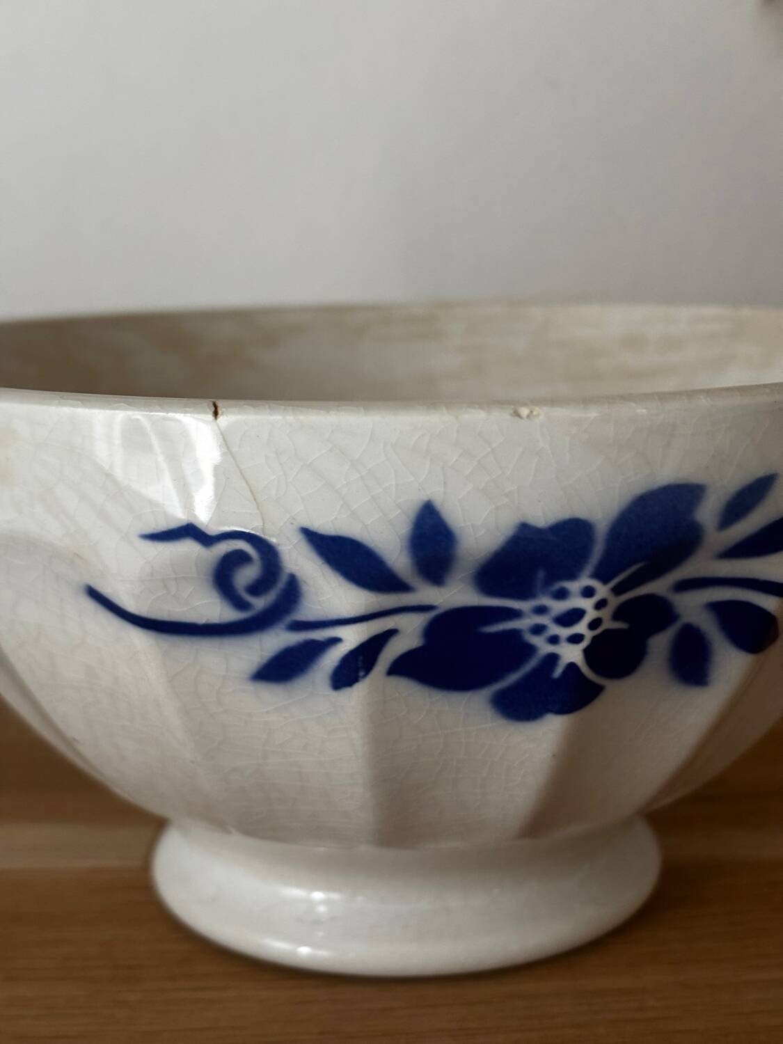 Bol ancien en faïence à décor de fleurs bleues