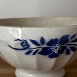 Bol ancien en faïence à décor de fleurs bleues