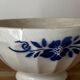 Bol ancien en faïence à décor de fleurs bleues