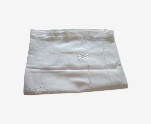 Nappe à thé brodée