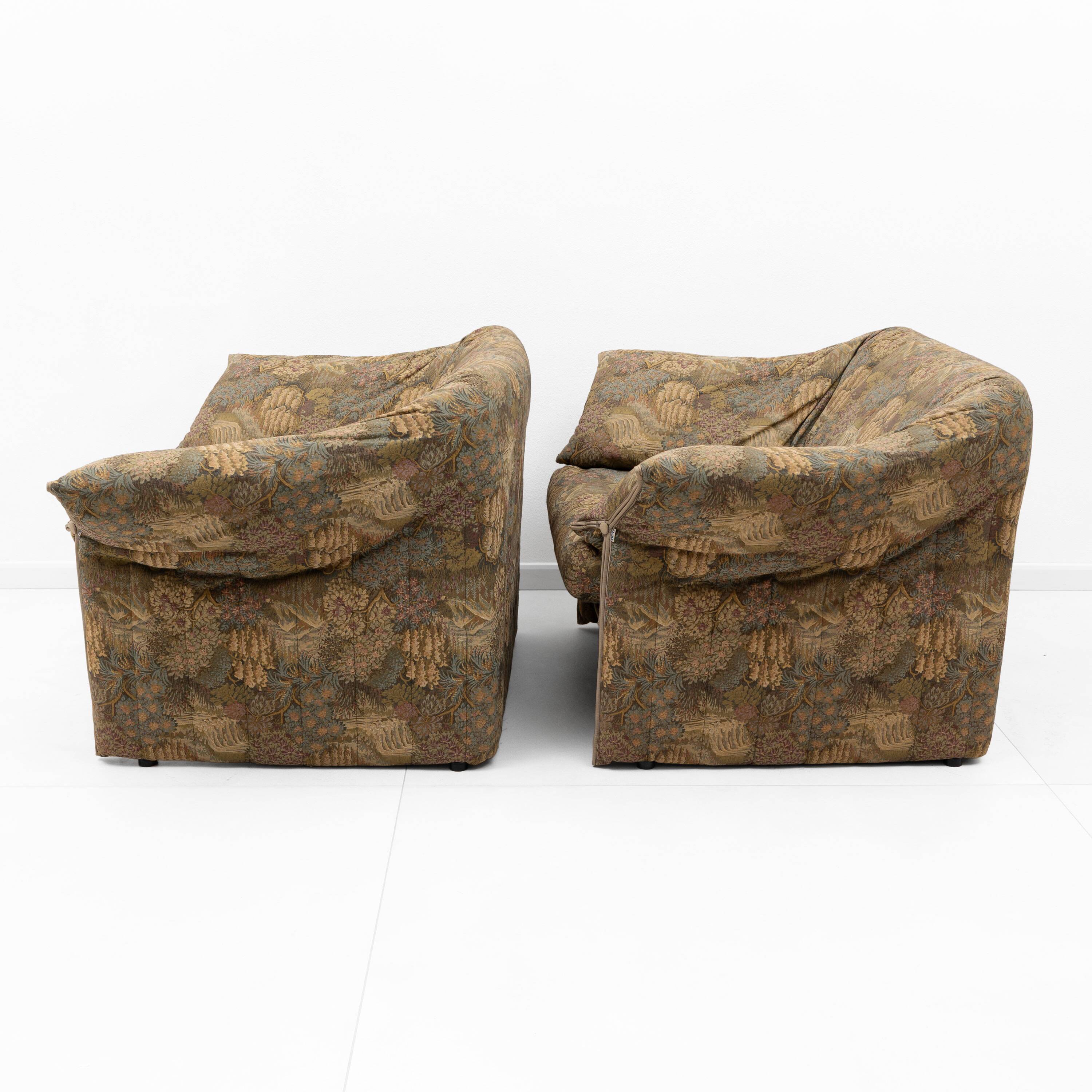 Pair of jacquard fabric armchairs, Mario Bellini, "Le stelle" B&B Italia,70