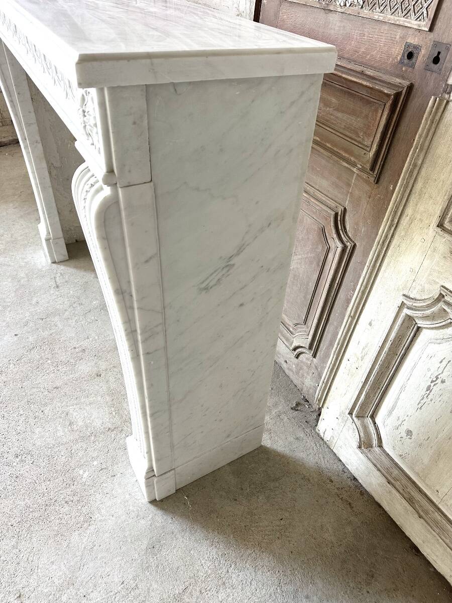 Louis XVI fireplace in white marble, 19th century.