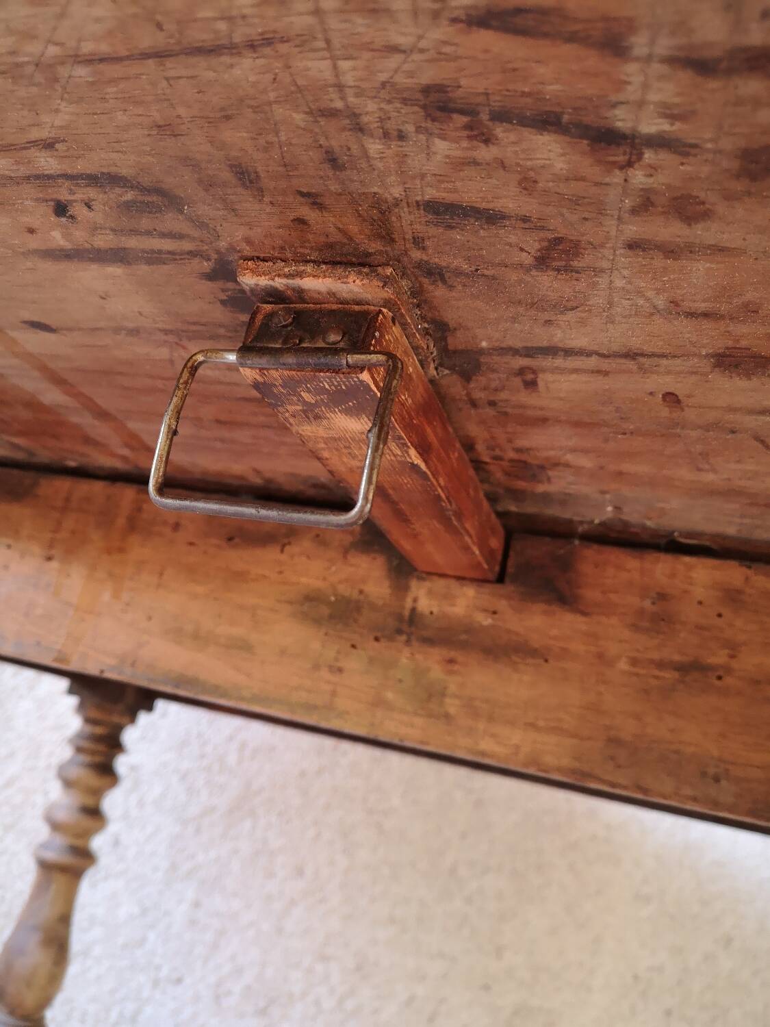 Round solid wood table 4 legs