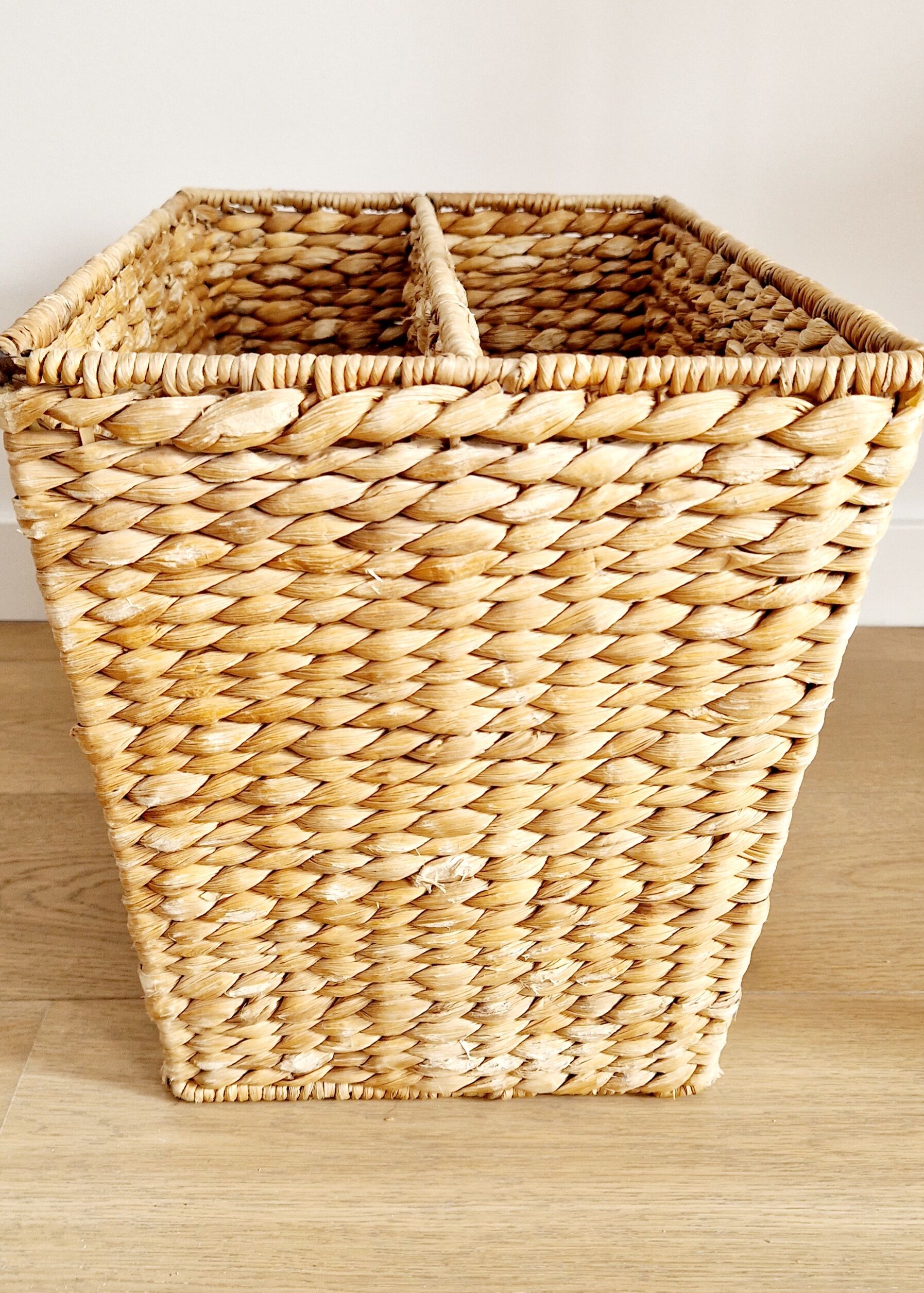 Water hyacinth magazine holder