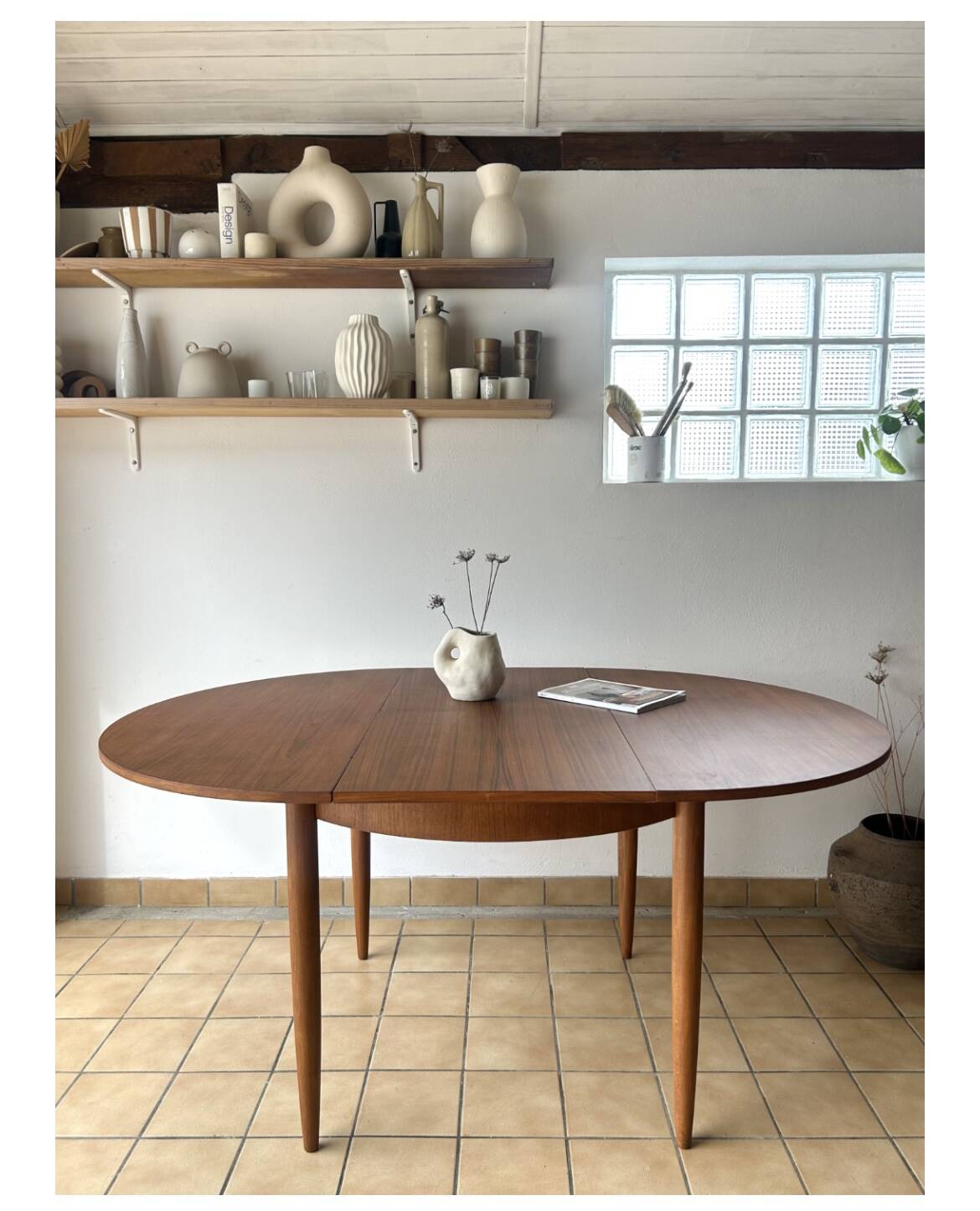 Extendable round table from the 1960s