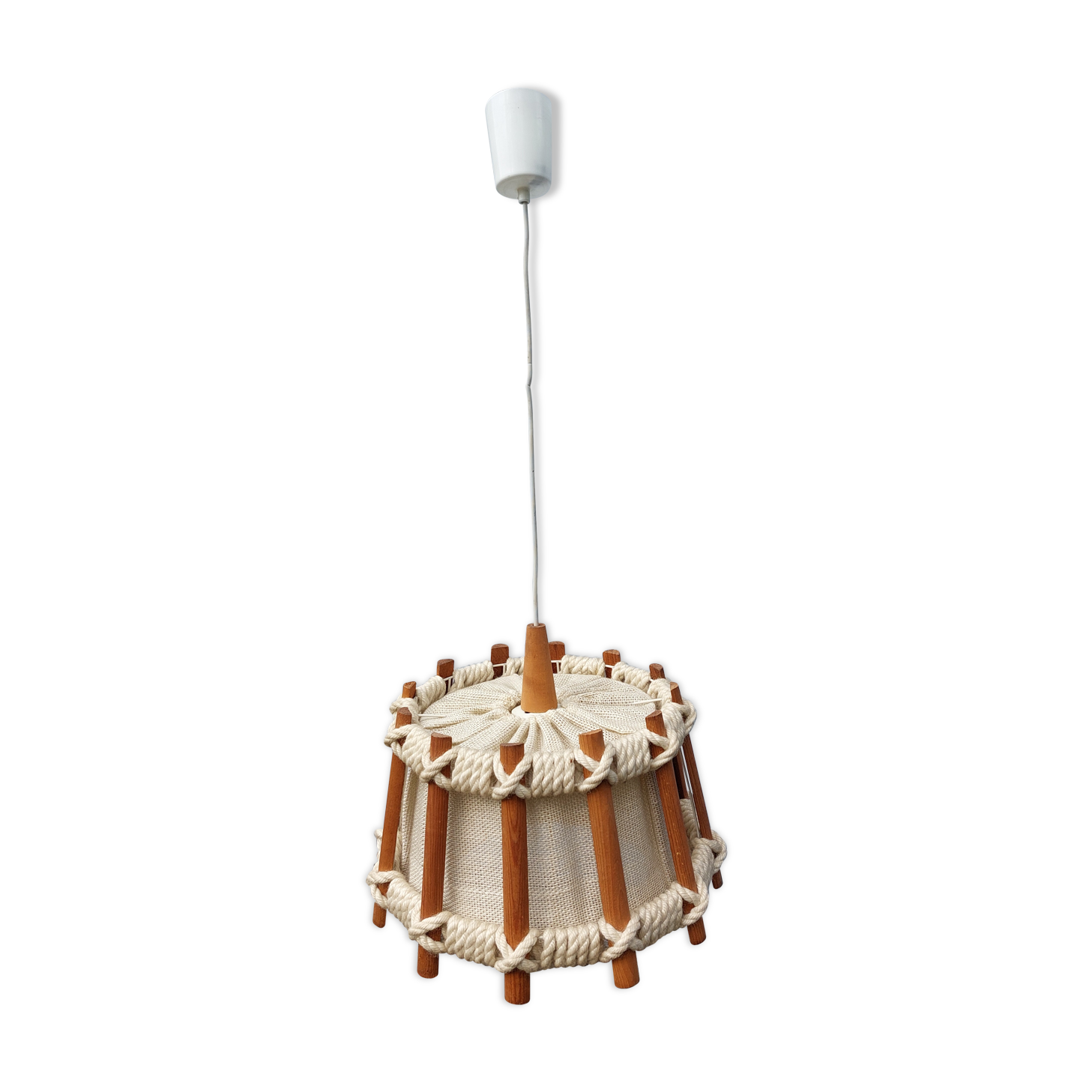 Wooden and rope suspension