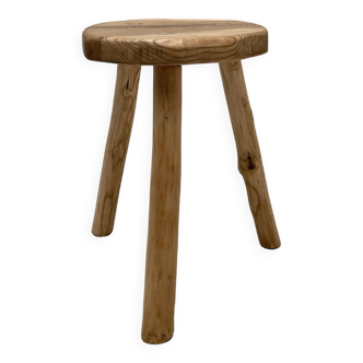 Tabouret brutaliste tripode en bois massif.