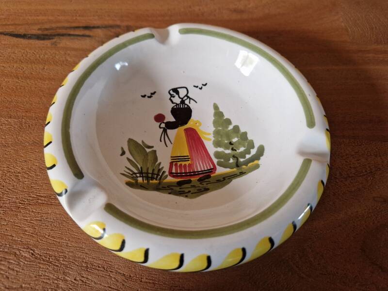 HB Quimper earthenware ashtray - Decorated with a Breton woman - Marked on the back Quiberon Euravia 1959