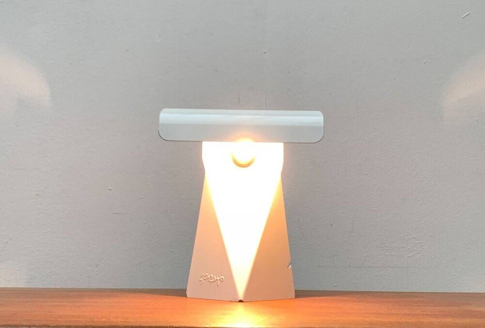 Lampe de table tole minimaliste italienne de l'âge spatial du milieu du siècle par G. Grego, années 1960.
