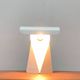 Lampe de table tole minimaliste italienne de l'âge spatial du milieu du siècle par G. Grego, années 1960.