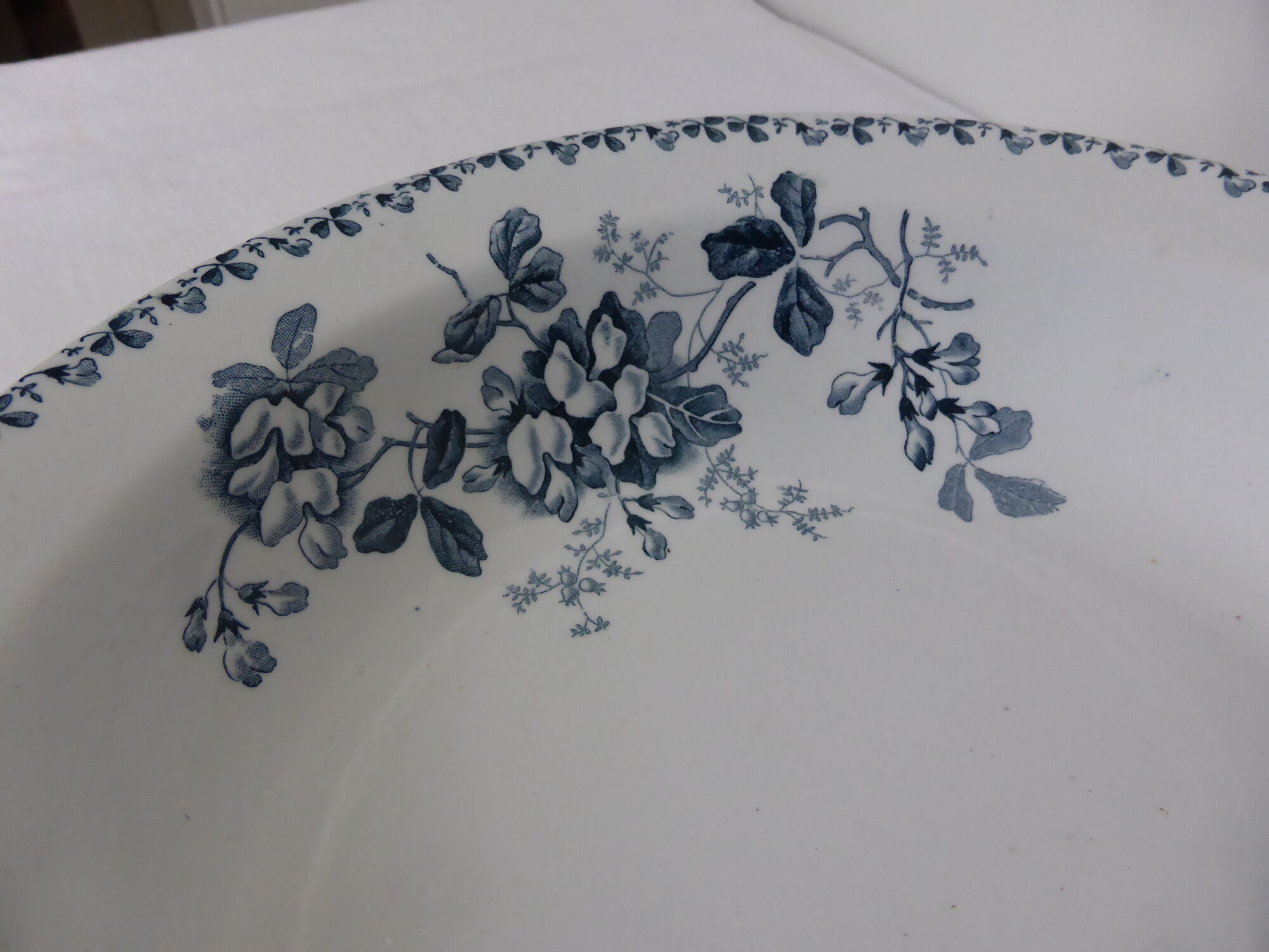 Round and hollow service dish in St Amand iron earth and Hamage model Acacia
