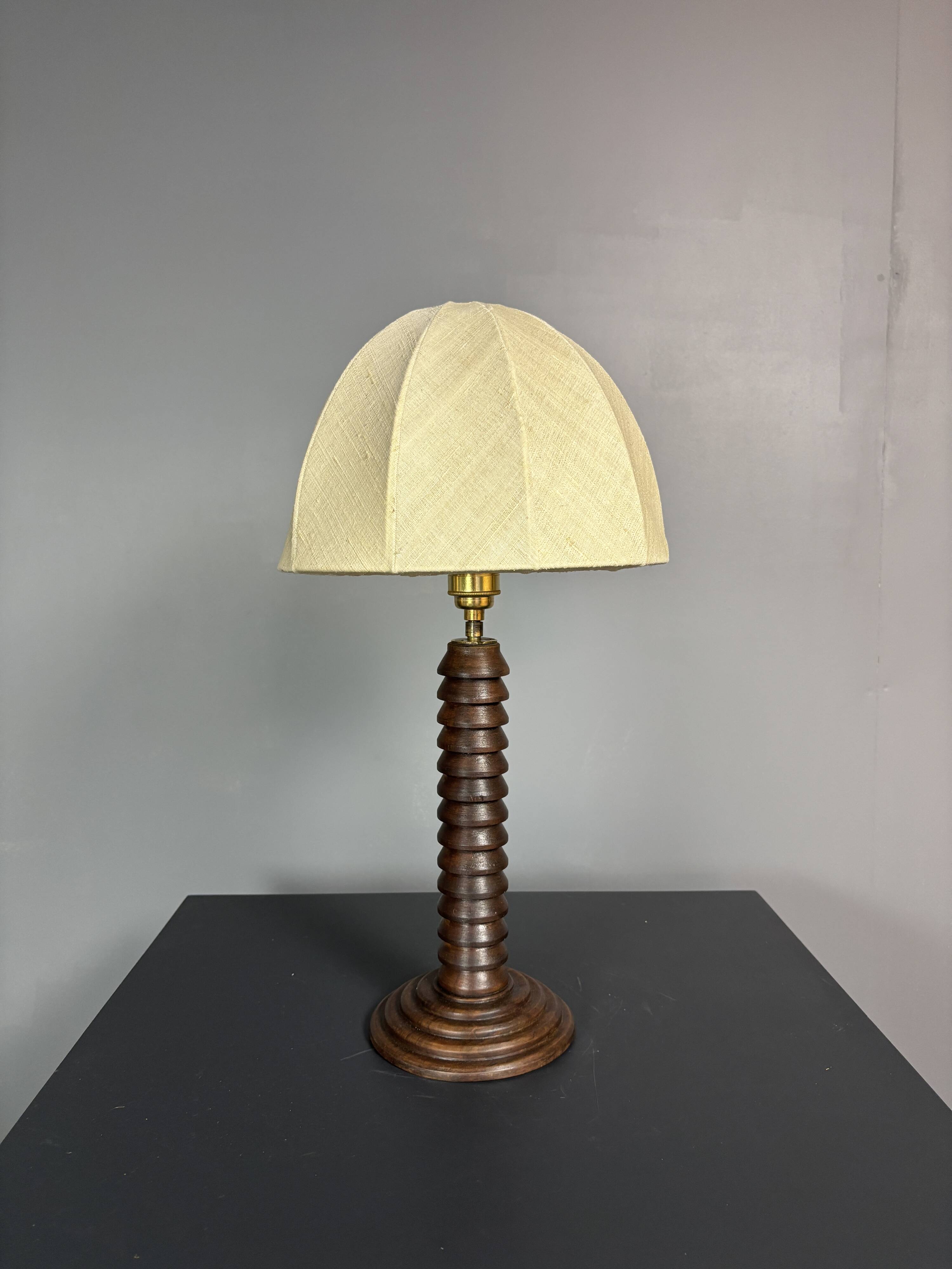 Lampe de table en bois tourné brutaliste du milieu du siècle dans le style de Charles Dudouyt, années 1950.