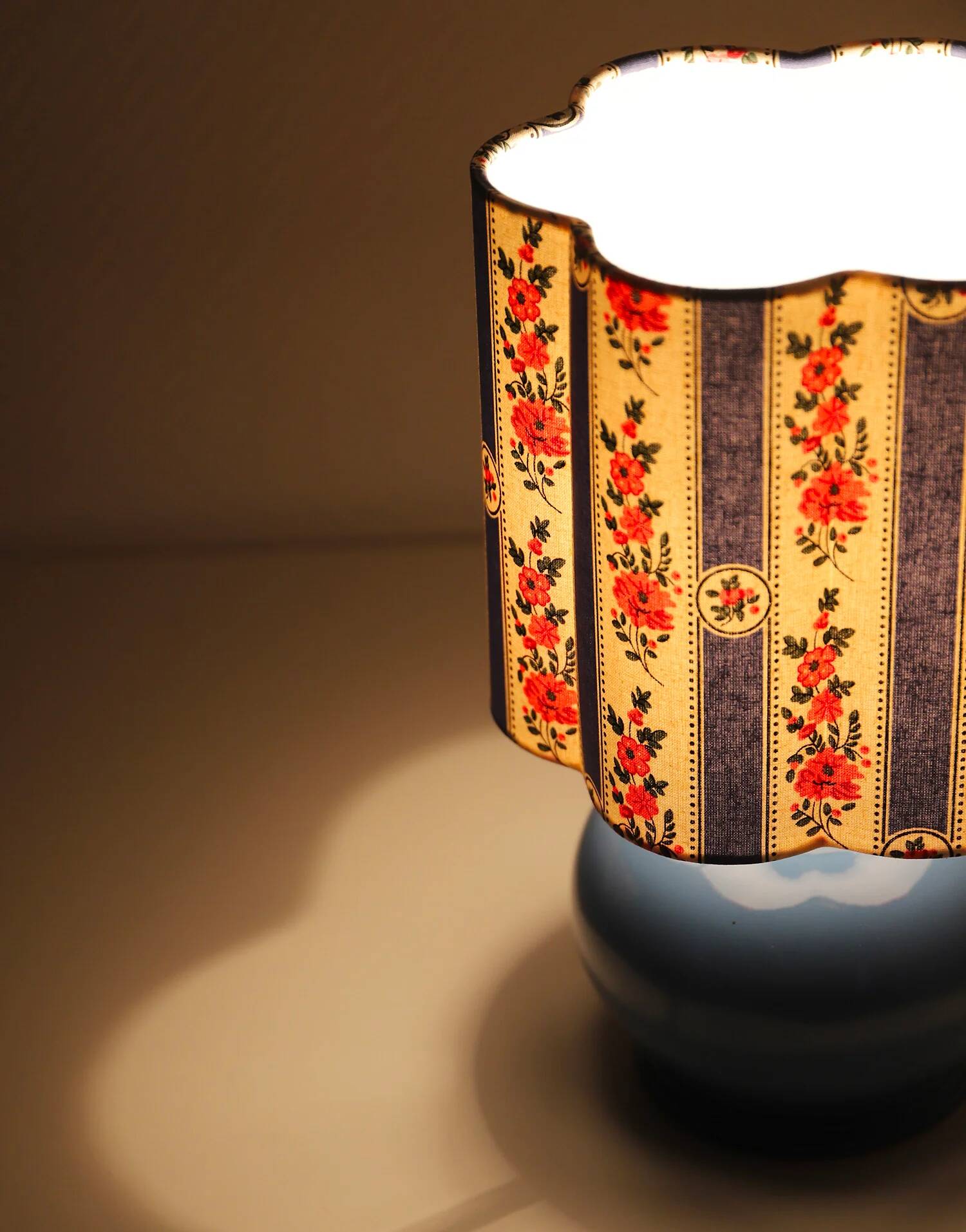 Vintage table lamp, 80s ball base and printed shade.