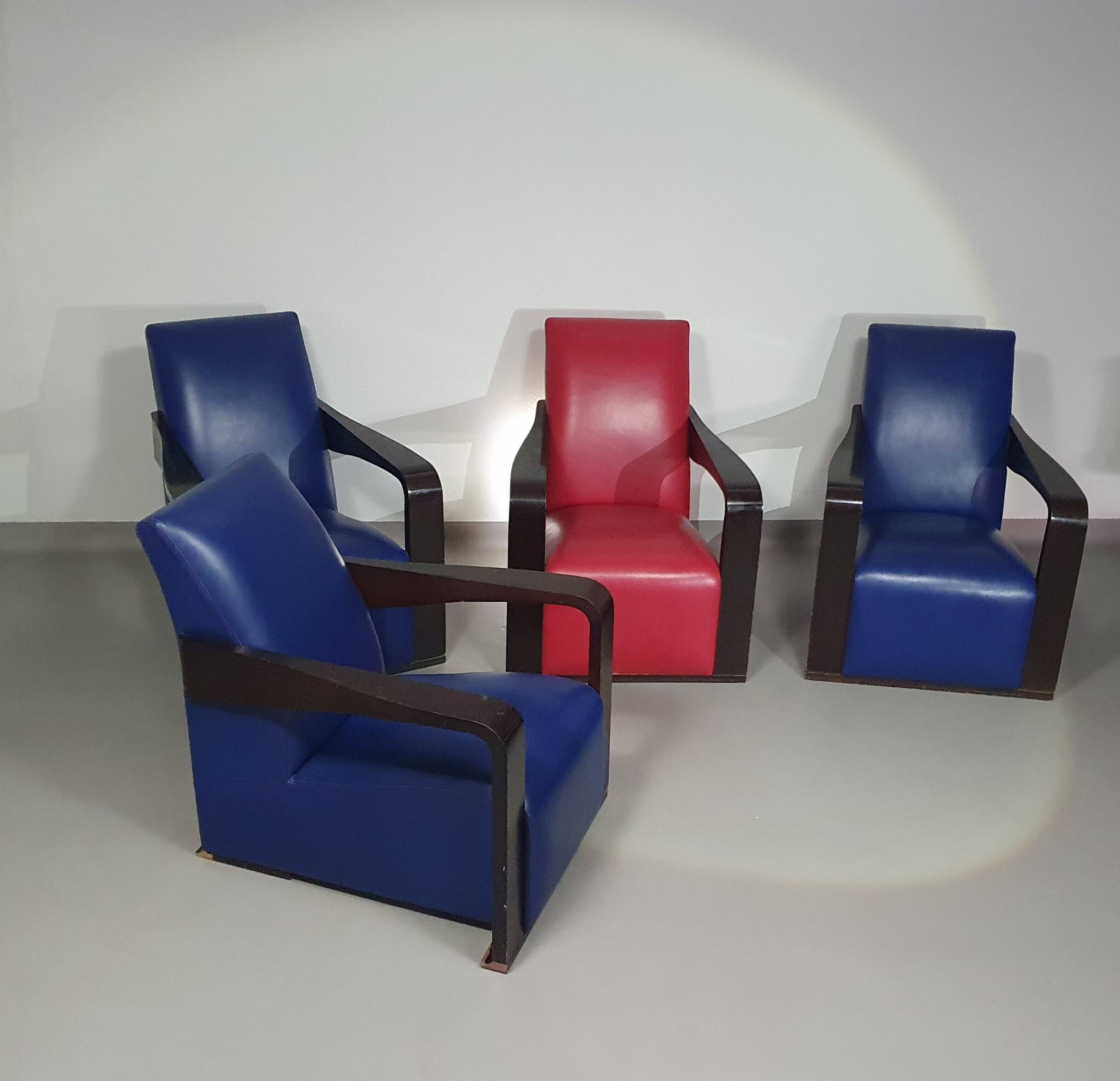4 x Vintage Ying lounge chairs / fauteuils van Hugues Chevalier,'90. 3 x blue / 1 x red leather