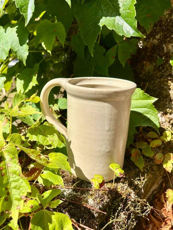 Ceramic pot with handle