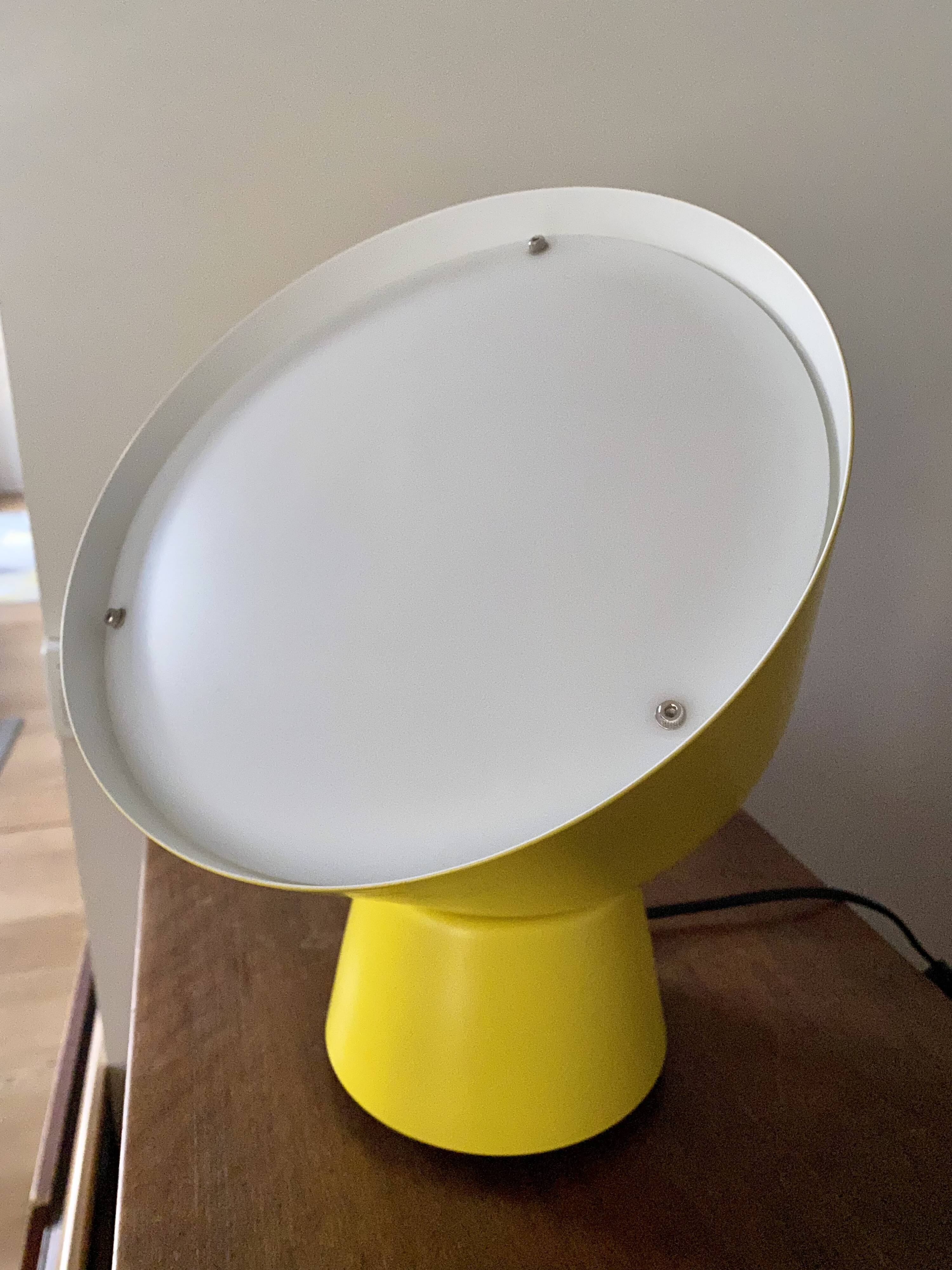 Lampe jaune design Ola Selency