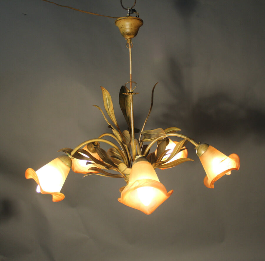 Chandelier leaf décor with 5 tulips of light