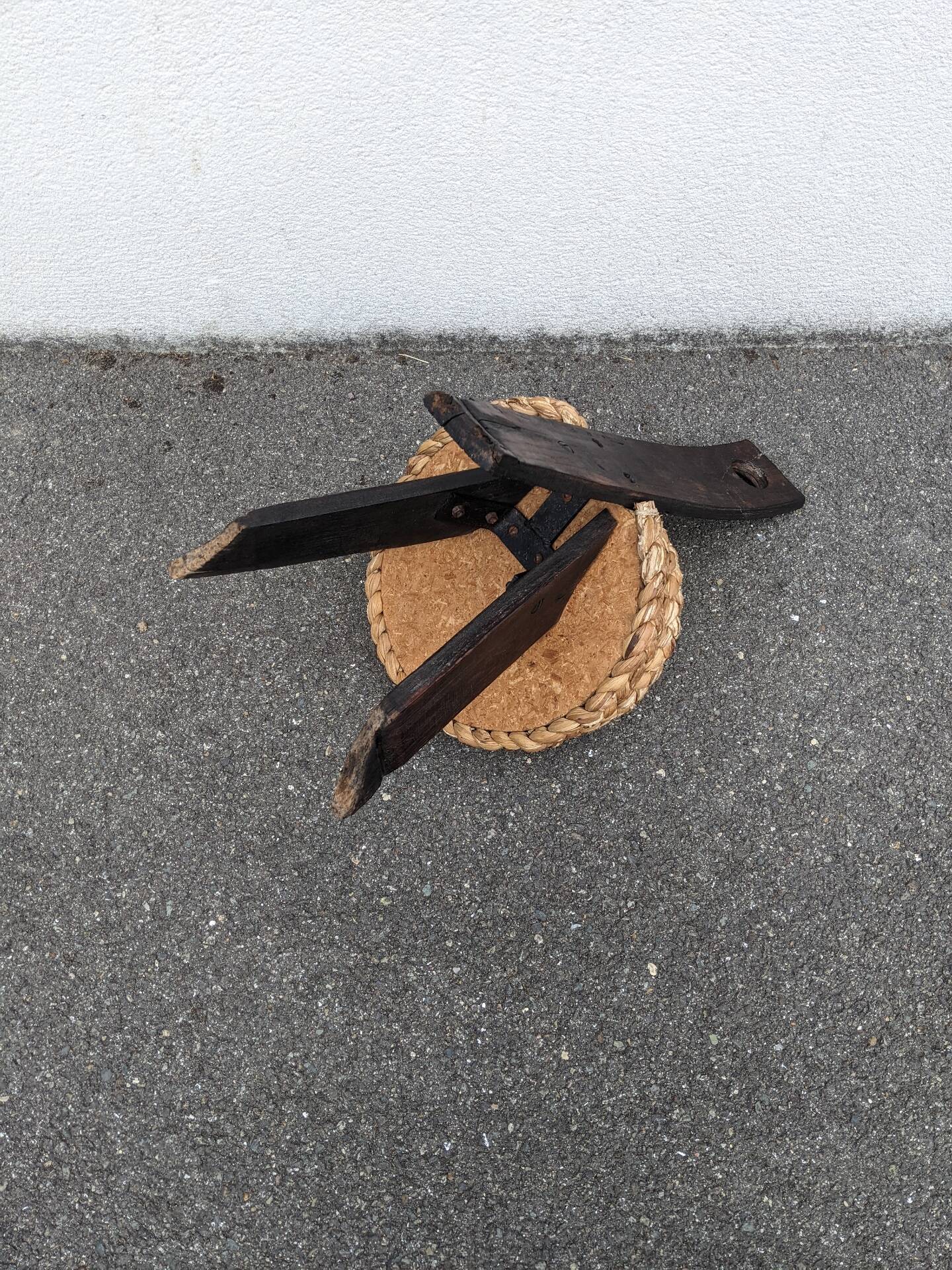 Chaise de cheminée tripode Audoux Minet brutaliste