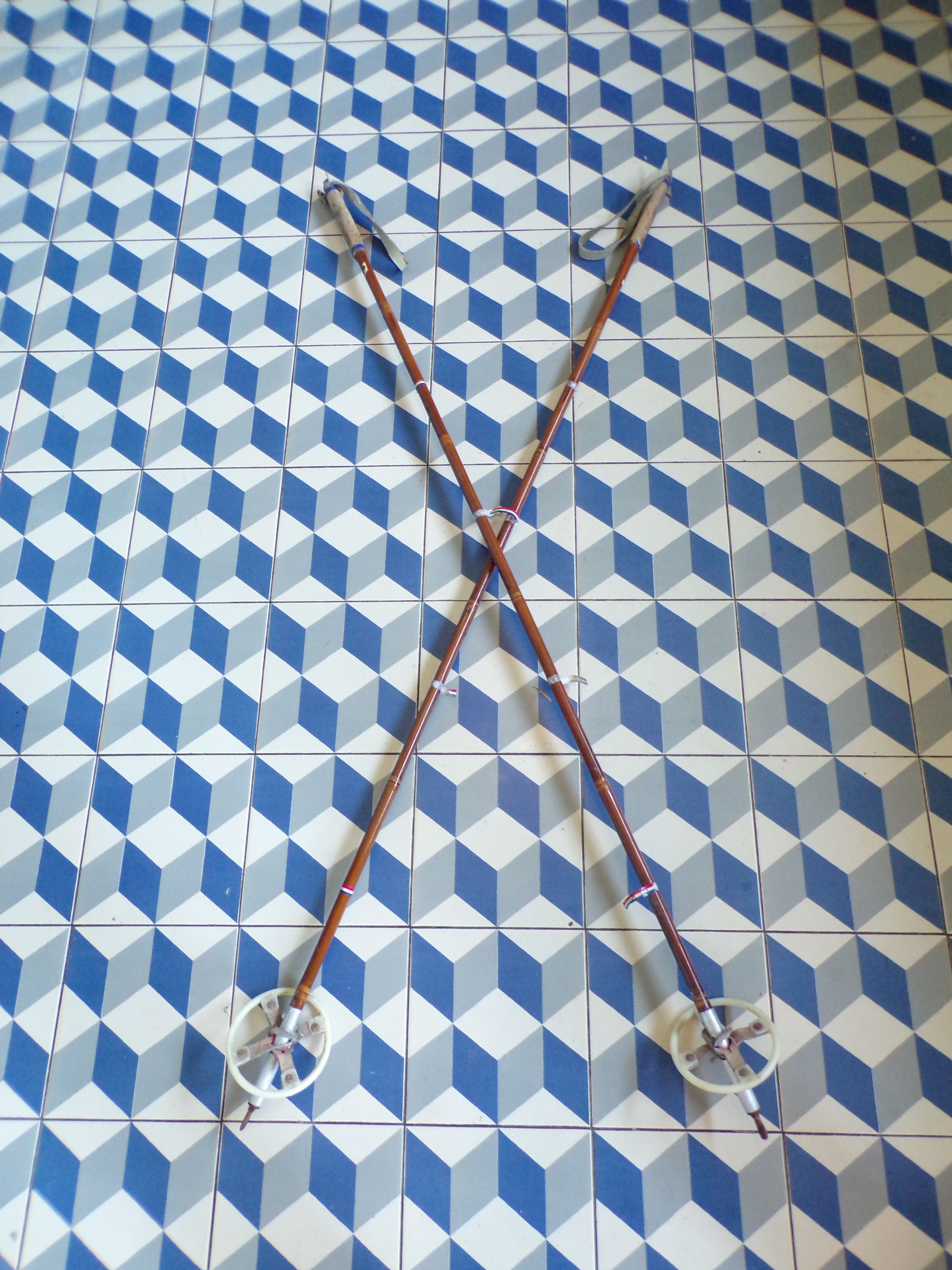 Pair of vintage ski poles 140cm
